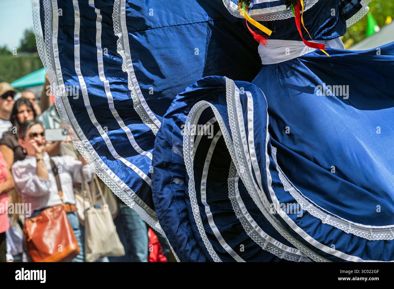 Danseuse salvadorienne colorée en robe bleue traditionnelle se produisant lors d'un événement culturel en plein air lors de l'événement du Festival, Calgary, Alberta Banque D'Images
