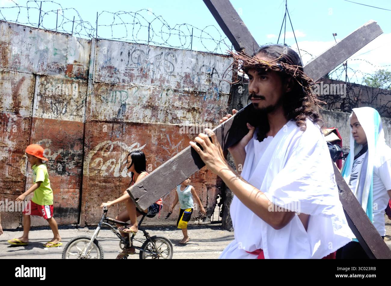 3 avril 2015, Cebu City, République des Philippines : Cebu City, Philippines - 3 avril 2015. Une personne habillée comme Jésus défilait dans la rue avec sa croix pendant les célébrations de pâques à Cebu City. (Crédit image : © Christian Liliend/Gonzales photo via ZUMA Press) Banque D'Images