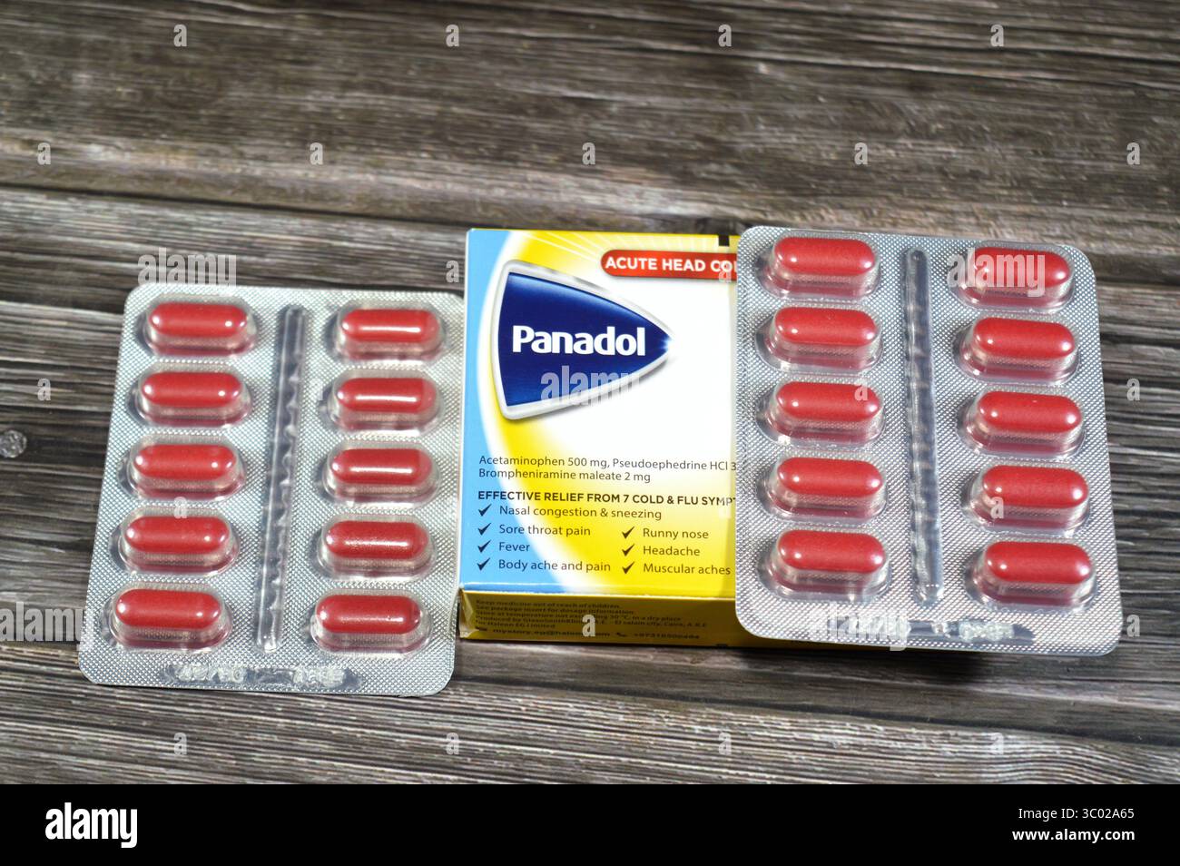 Le Caire, Egypte, 18 juillet 2025 : comprimés de panadol aigu de tête froide, contient 500 mg de paracétamol (acétaminophène), 30 mg de pseudoéphédrine et 2 de bromphéniramine Banque D'Images