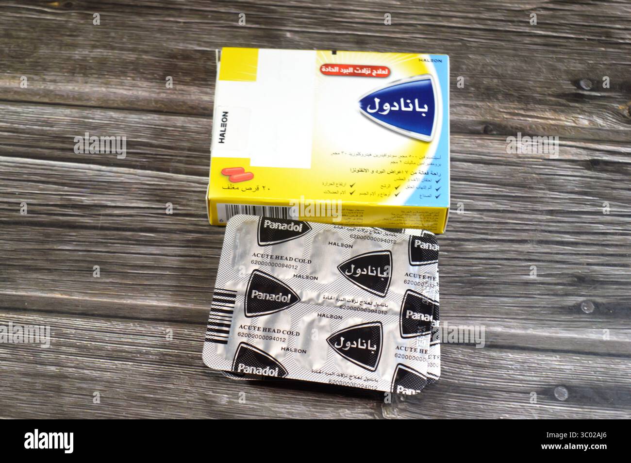 Le Caire, Egypte, 18 juillet 2025 : comprimés de panadol aigu de tête froide, contient 500 mg de paracétamol (acétaminophène), 30 mg de pseudoéphédrine et 2 de bromphéniramine Banque D'Images