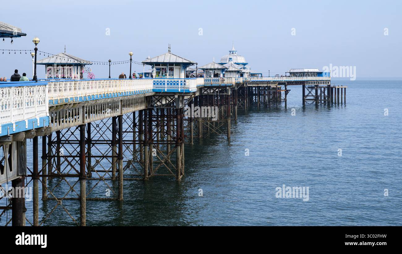 Llandudno, pays de Galles, Royaume-Uni - 20 mars 2025 ; jetée historique de Llandudno sur la côte nord du pays de Galles Banque D'Images