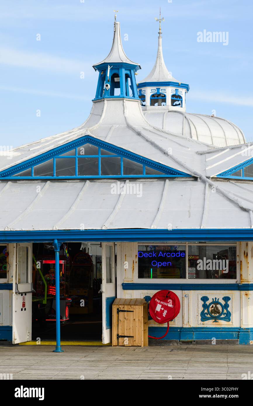 Llandudno, pays de Galles, Royaume-Uni - 20 mars 2025 ; détail extérieur de la salle de jeux au bout de la jetée de Llandudno Banque D'Images