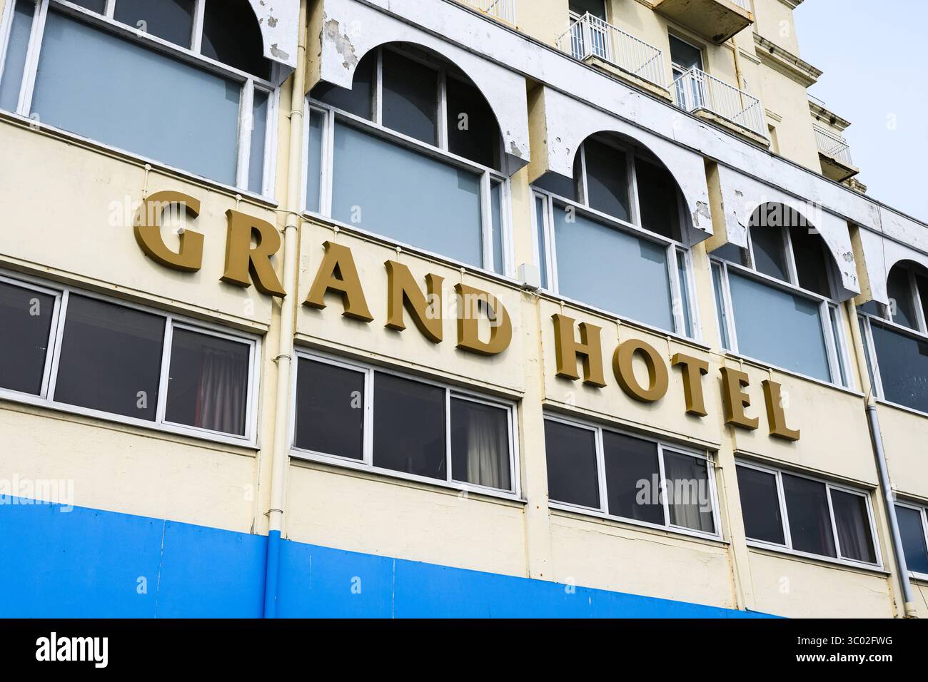 Llandudno, pays de Galles, Royaume-Uni - 20 mars 2025 ; inscription au Grand Hotel sur le front de mer de Llandudno propriété de Britannia Hotels Banque D'Images