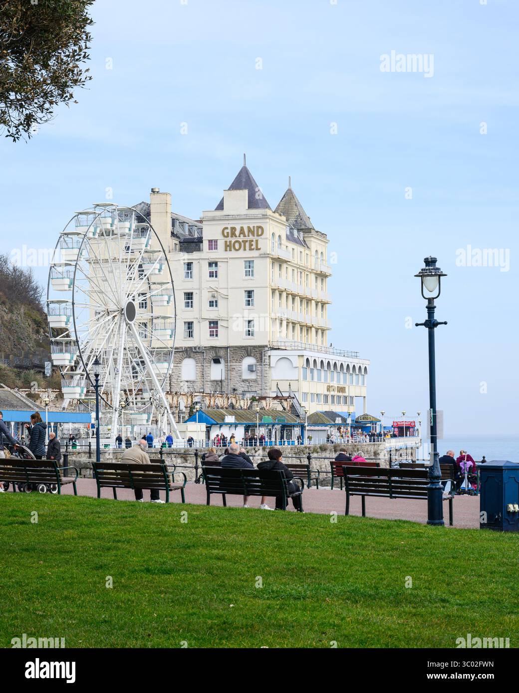 Llandudno, pays de Galles, Royaume-Uni - 20 mars 2025 ; vue sur la ville du Grand Hotel et de la grande roue sur la rive nord de Llandudno Banque D'Images