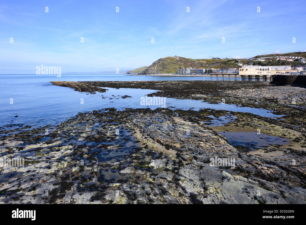 Aberystwyth, pays de Galles, Royaume-Uni - 26 mars 2025 ; plate-forme rocheuse autour de l'embarcadère sur le front de mer d'Aberystwyth au pays de Galles Banque D'Images