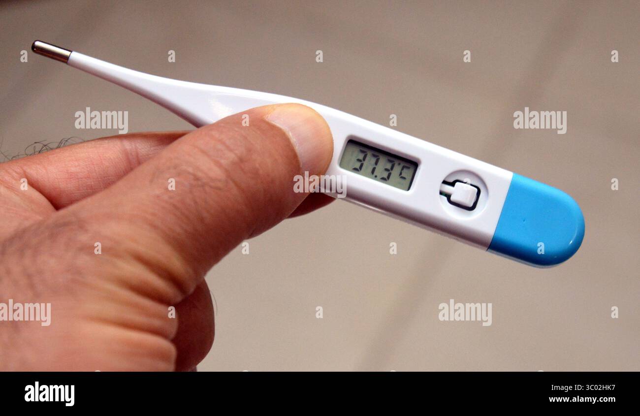 thermomètre électronique numérique affiche des valeurs numériques, thermomètre médical clinique est un dispositif utilisé pour mesurer la température corporelle d'un être humain ou Banque D'Images