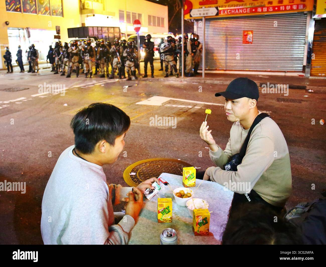 25 décembre 2019, Hong Kong, République populaire de Chine : Hong Kong, Chine. 25 décembre 2019. Noël à Hong Kong est marqué par des manifestations et la désobéissance civile. Certains habitants s'habituent aux émeutes et laissent la vie passer avec des émeutes en arrière-plan. (Crédit image : © Gonzales/Gonzales photo via ZUMA Press) Banque D'Images