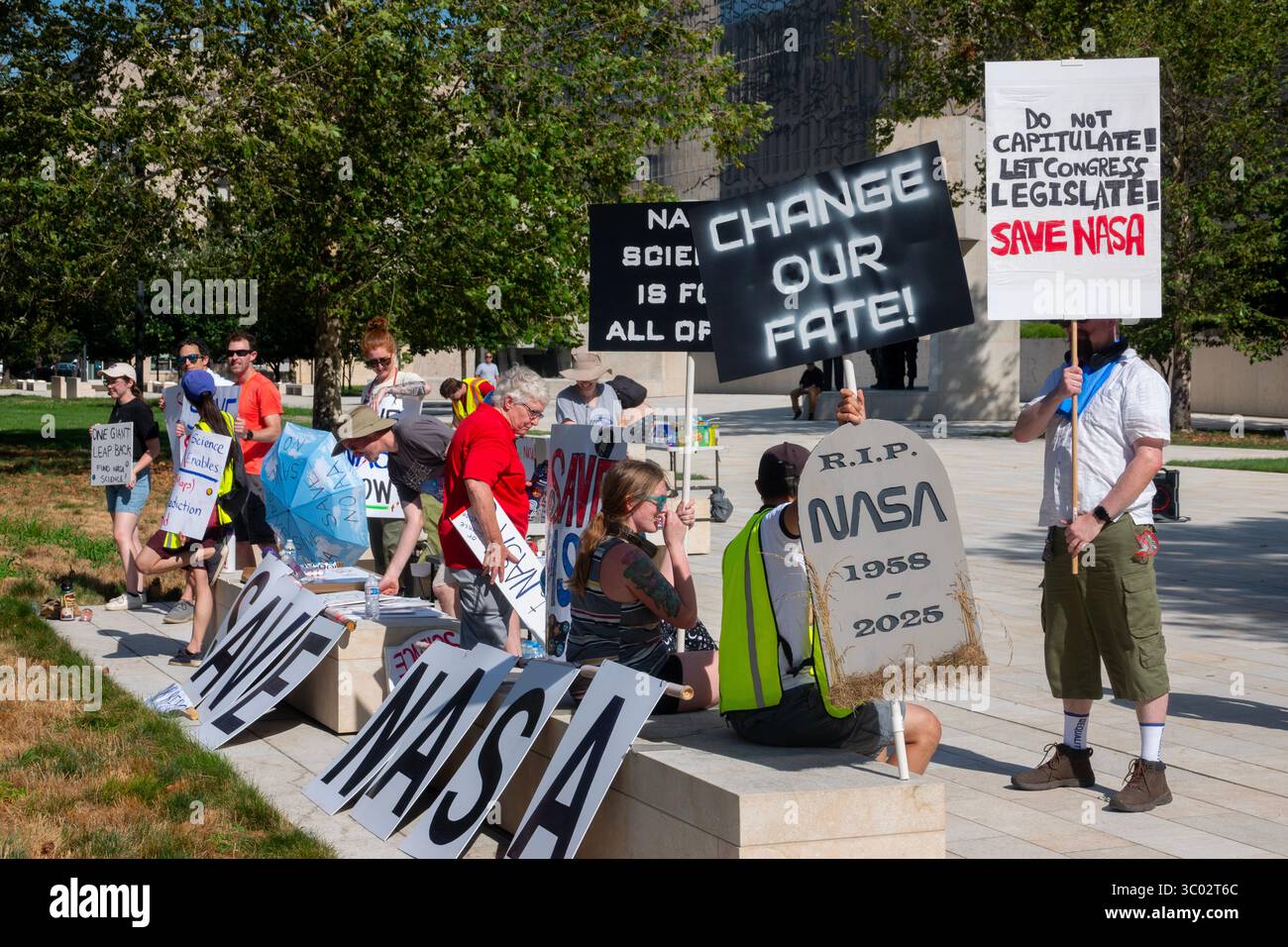 Washington DC USA les employés de la NASA protestent DOGE coupe à la NASA l'agence spatiale le 20 juillet 2025 sur Independence Avenue Banque D'Images Washington DC USA les employés de la NASA protestent DOGE coupe à la NASA l'agence spatiale le 20 juillet 2025 sur Independence Avenue Banque D'Images
