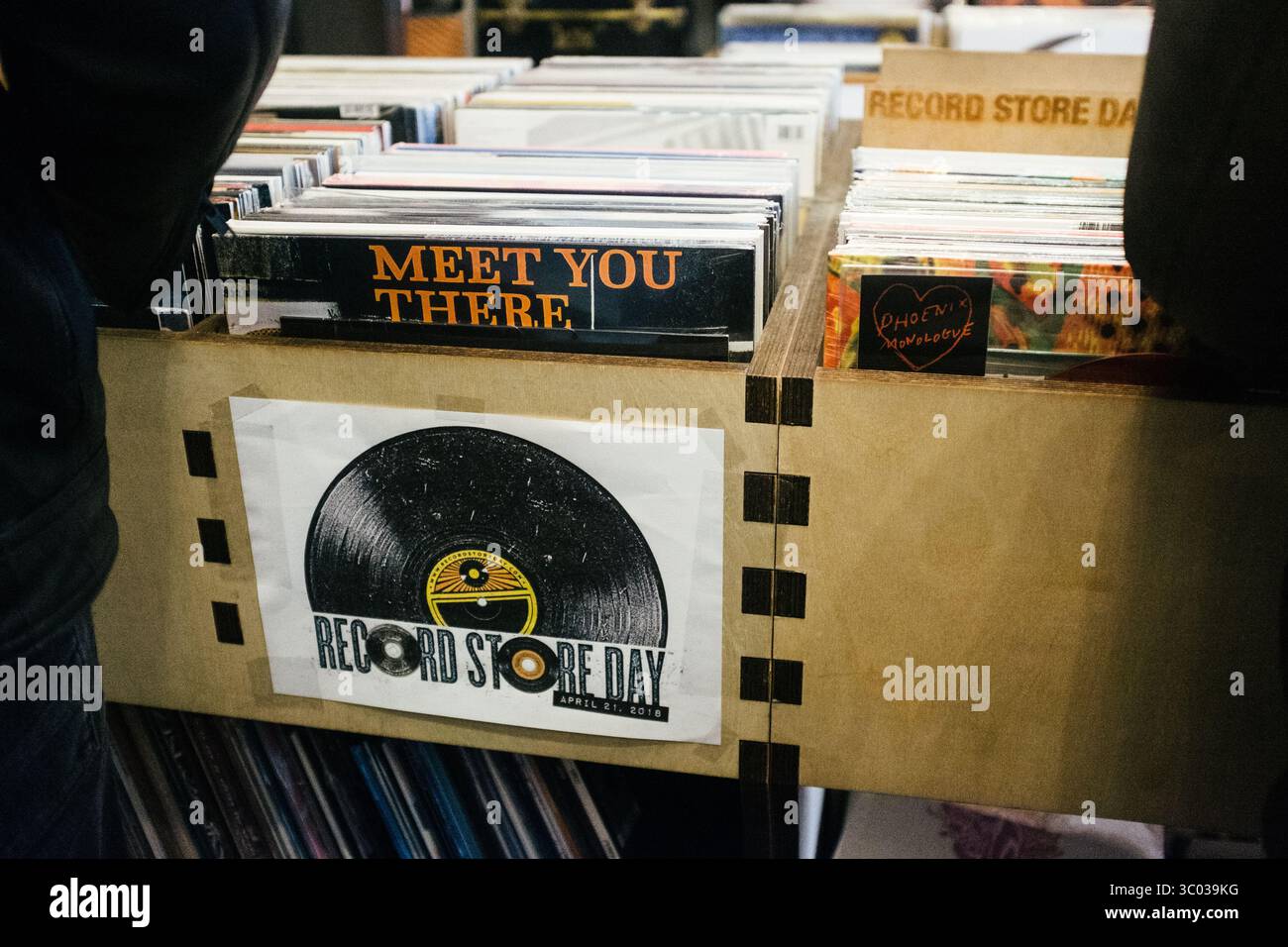 21 avril 2018 - Copenhague, Danemark - Danemark, Copenhague - 21 avril 2018. Les fans de disques vinyles creusent les caisses dans le magasin de vinyle danois route 66, qui est l'un des nombreux magasins de disques indépendants qui participent à l'événement mondial Record Store Day 2018. (Crédit photo : Gonzales photo - Malthe Ivarsson) (crédit image : © Malthe Ivarsson/Gonzales photo via ZUMA Press) Banque D'Images