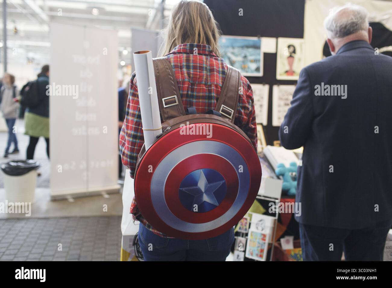 25 février 2017 - Copenhague, Angleterre, Danemark - Danemark, Copenhague, 25 février 2017. Copenhagen Comics est le festival international de bandes dessinées de Denmarkâ€šÃ„Ã et le plus grand de son genre dans le pays. Le festival célèbre le merveilleux art des bandes dessinées, des romans graphiques, des dessins animés et des mangas lors d’un week-end de tables rondes, de conférences, d’ateliers. Ici, un participant porte un sac de bouclier Captain America. (Crédit image : © Martin Faelt/Gonzales photo via ZUMA Press) Banque D'Images