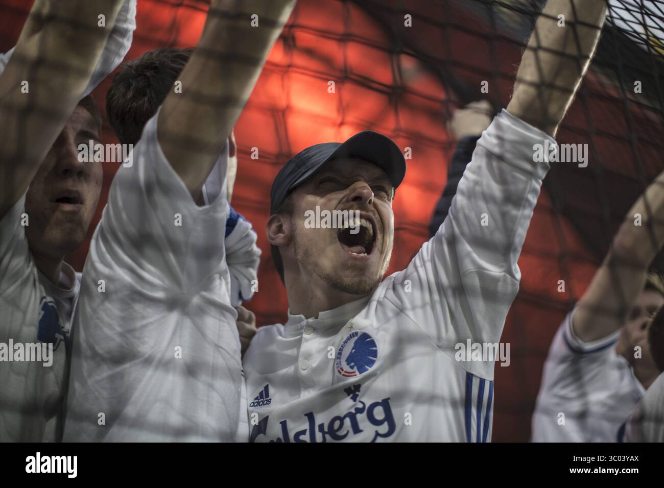 5 mai 2017 - Farum, Angleterre, Danemark - Danemark, Farum, 05 mai 2017. Les fans du FC Copenhague célèbrent le 12e titre du FC Copenhague en ALKA Superliga danoise. (Crédit image : © Samy Khabthani/Gonzales photo via ZUMA Press) Banque D'Images