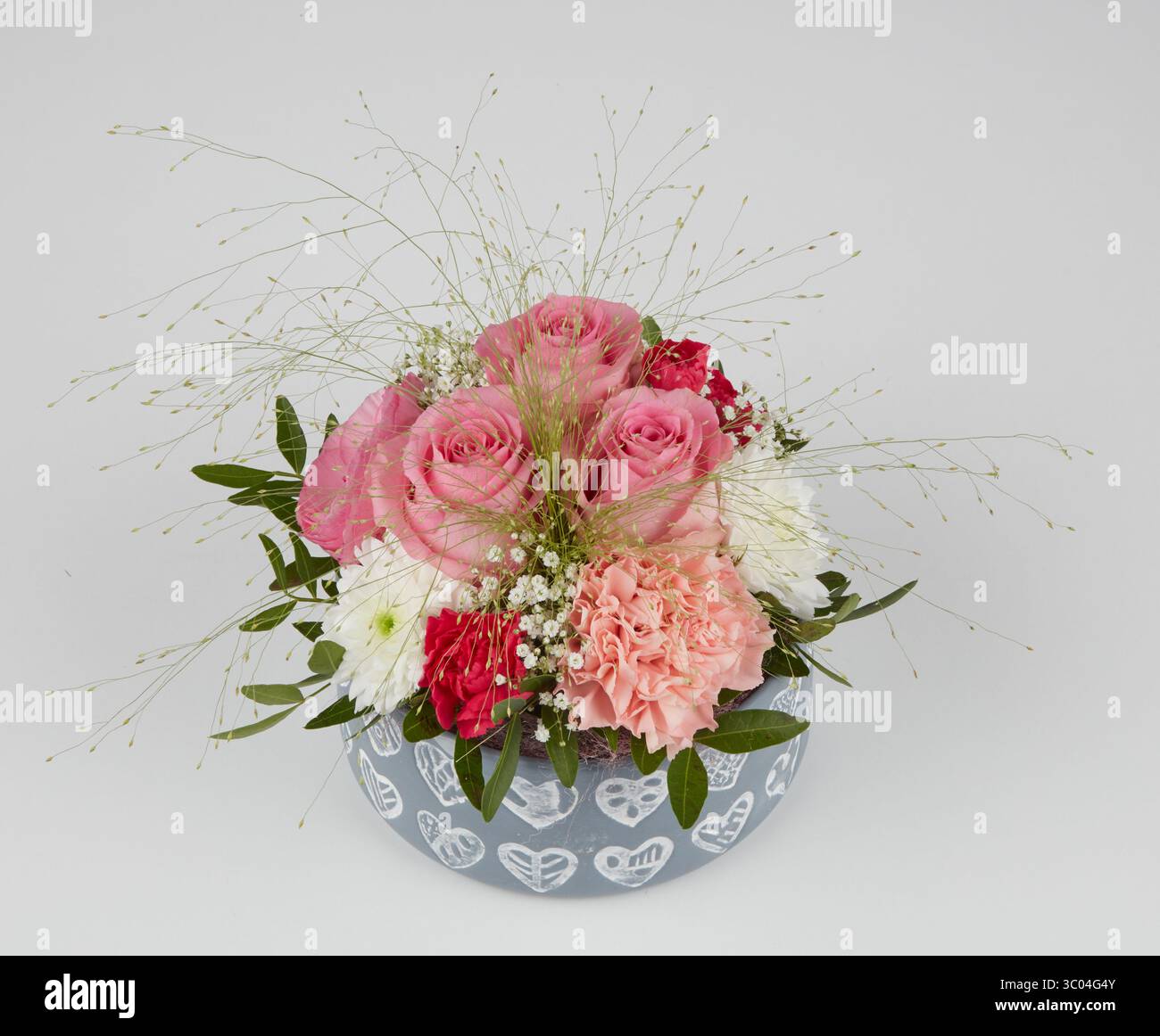 Roses roses dans un vase bas fond de nature isolé avec chemin de clipping Banque D'Images