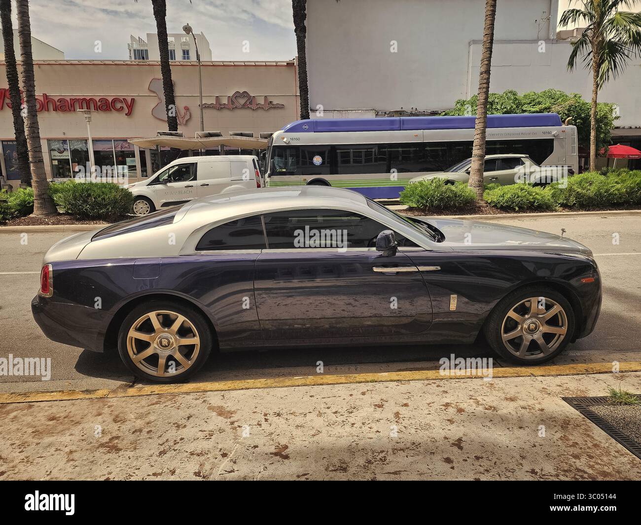 Miami Beach, Floride États-Unis - 8 juin 2024 : 2014 Rolls-Royce Wraith voiture de luxe à Ocean Drive miami Beach. Rolls Royce est une marque britannique de voitures de luxe. dsi Banque D'Images