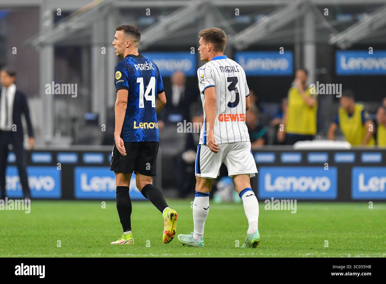 25 septembre 2021, Italie, Milan : Milan, Italie. 25 septembre 2021. Ivan Perisic (14 ans) de l'Inter et Joakim Maehle (3 ans) d'Atalanta vus dans le match de série A entre Inter et Atalanta à Giuseppe Meazza à Milan., Credit :Tommaso Fimiano / ZUMA Press (Credit image : © Tommaso Fimiano/Gonzales photo via ZUMA Press) Banque D'Images