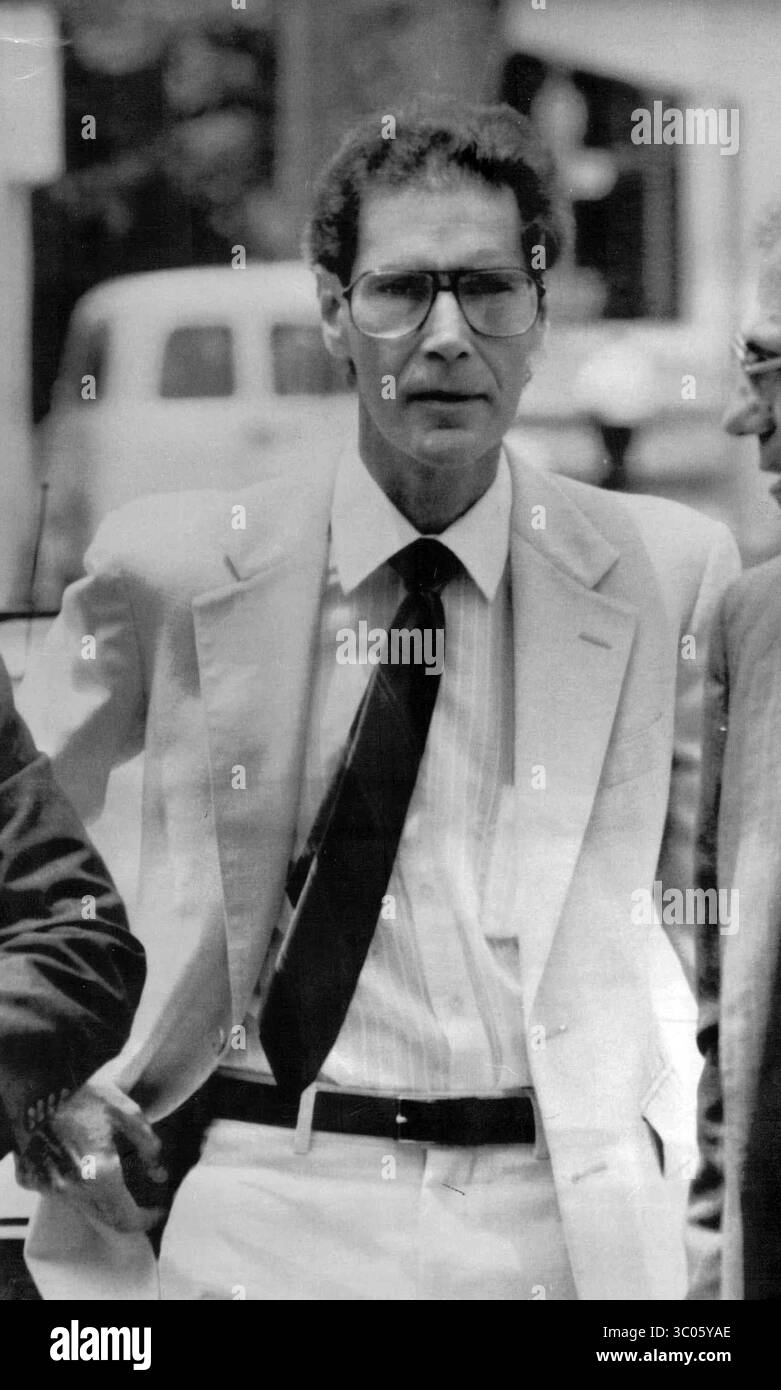20 octobre 1991, Tampa, Floride, Etats-Unis : ROBERT LEE BENNETT Jr., alias l'homme menotté, était un riche avocat qui a enlevé, torturé et tué des prostituées masculines à Atlanta. Il a été reconnu coupable de deux de ces crimes en Géorgie, tentative de meurtre au premier degré en Floride, pour avoir incendié un homme de Tampa. (Crédit image : © Walter/trouver Petersburg Times via ZUMA Press Wire) Banque D'Images