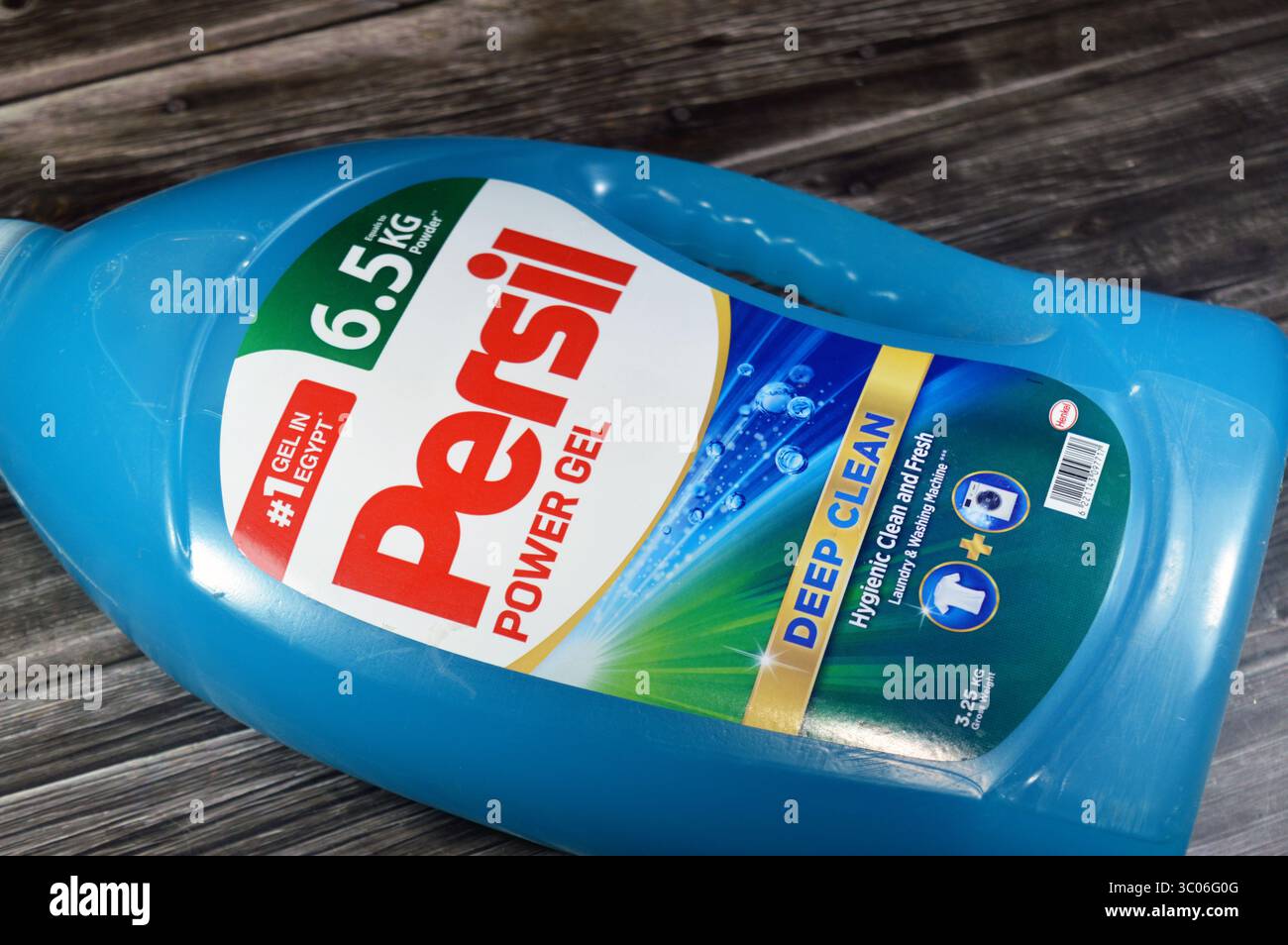 Le Caire, Egypte, 17 juillet 2025 : persil Power gel, pour le nettoyage en profondeur, équivaut à 6,5 KG de poudre, hygiénique propre et fraîche, pour le linge et les machines à laver, det Banque D'Images