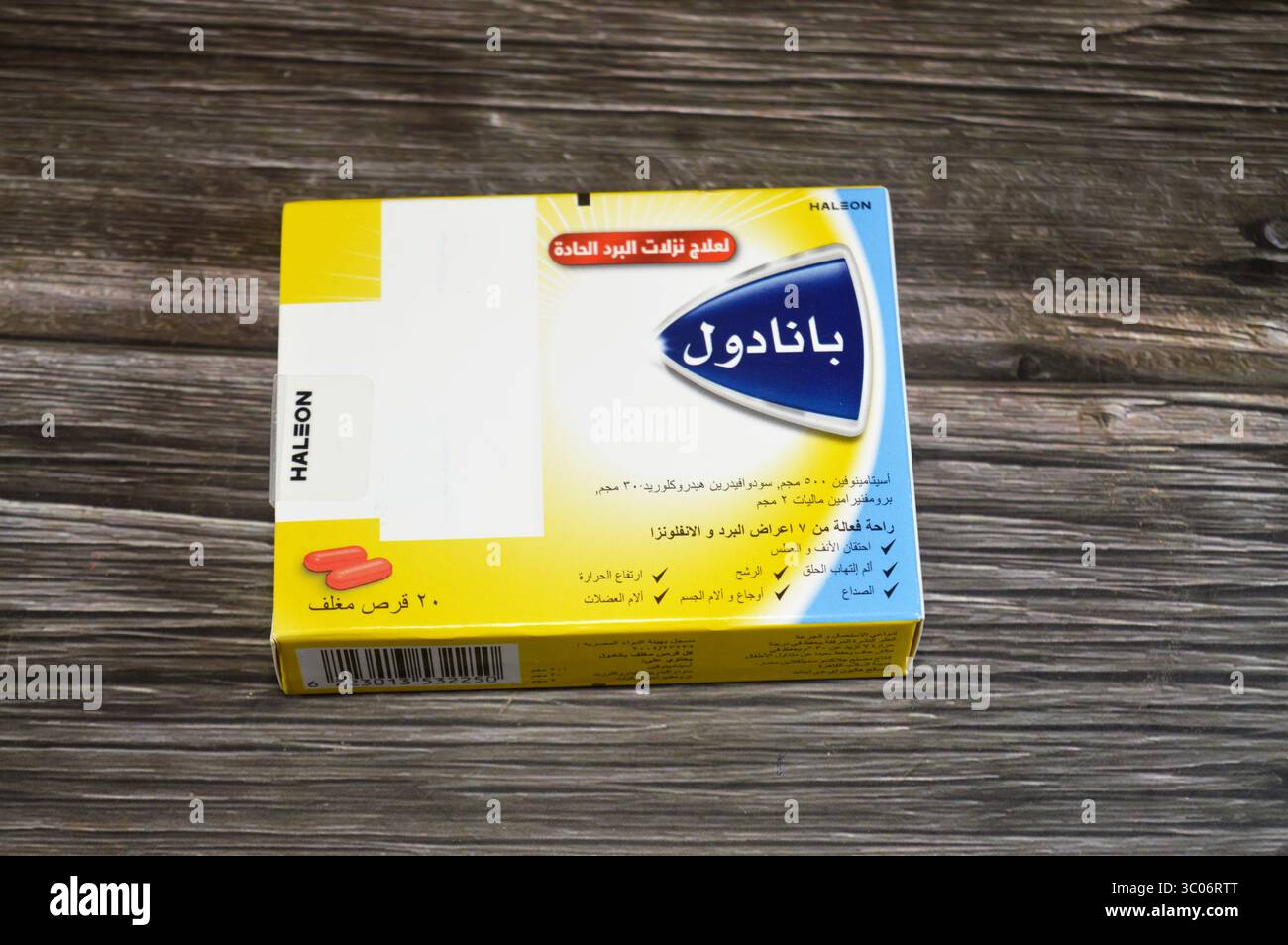 Le Caire, Egypte, 18 juillet 2025 : comprimés de panadol aigu de tête froide, contient 500 mg de paracétamol (acétaminophène), 30 mg de pseudoéphédrine et 2 de bromphéniramine Banque D'Images