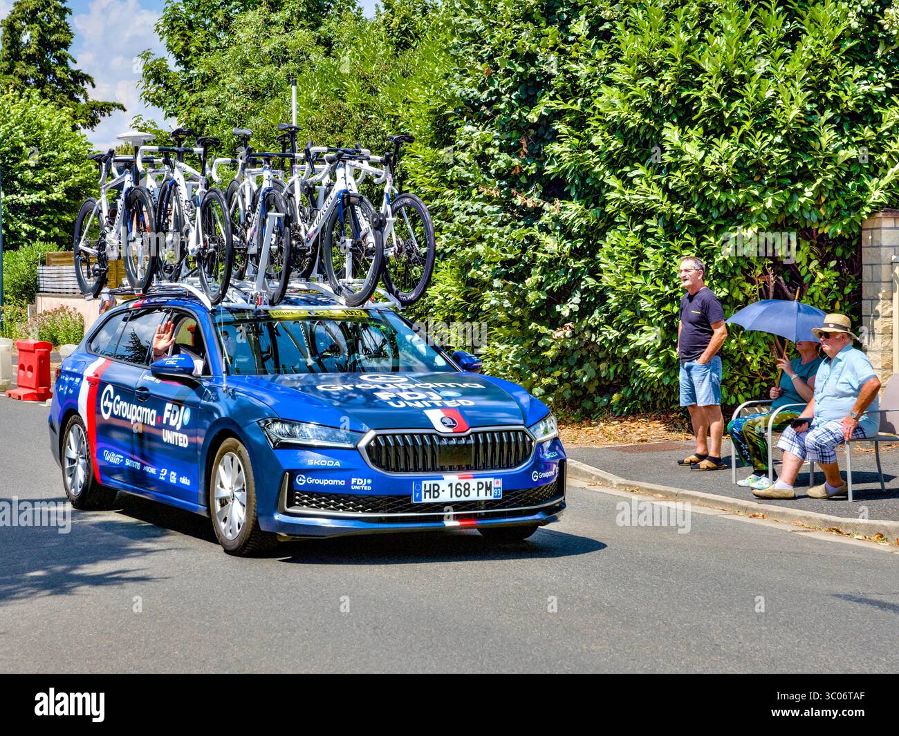 L'écurie Groupama FJD suit le péléton en passant par Bossay-sur-Claise sur l'étape 9 de Chinon à Châteauroux du Tour de France 2025. Banque D'Images