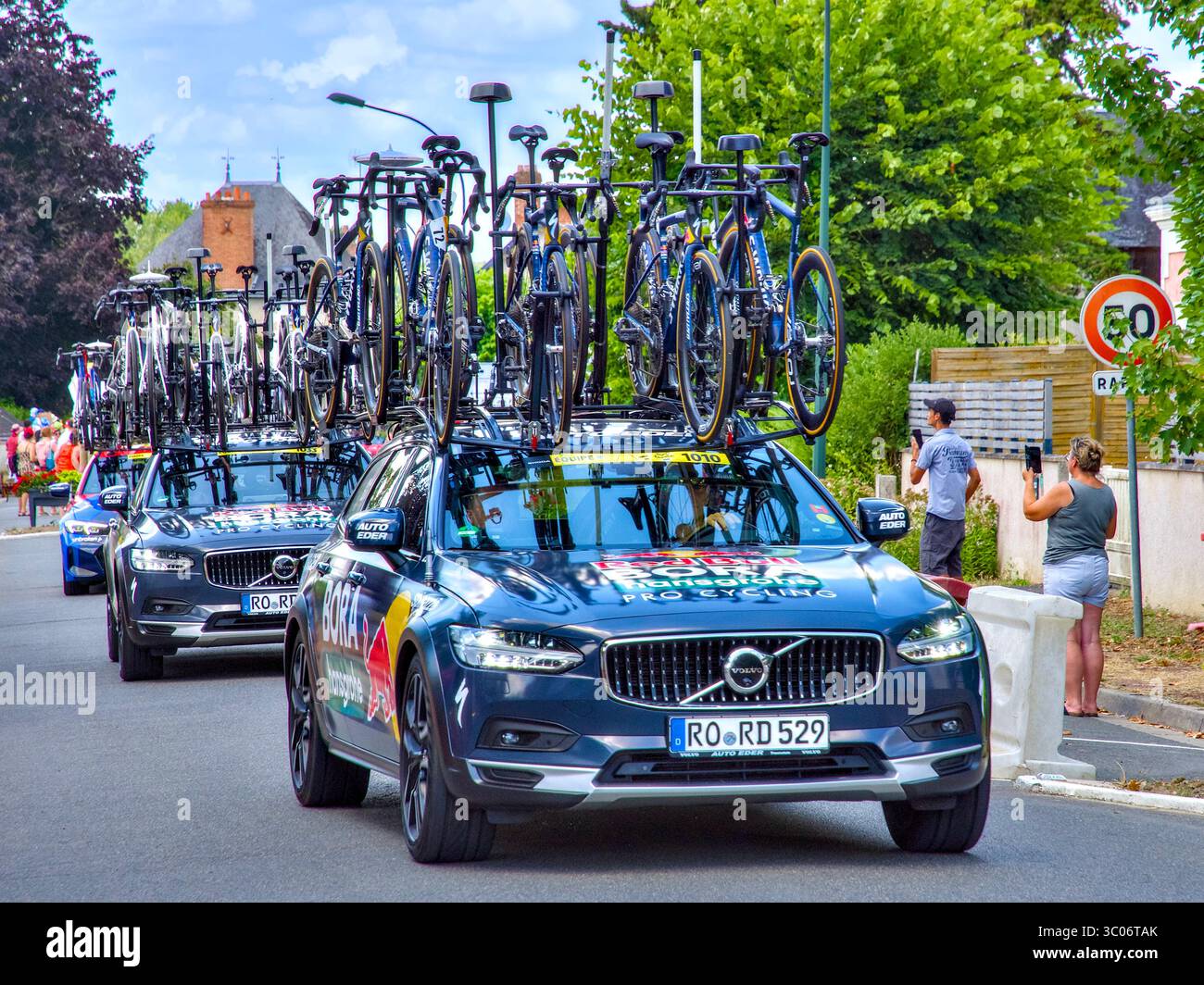 Les voitures de l'équipe Red Bull Bora suivent le péléton en passant par Bossay-sur-Claise sur l'étape 9 de Chinon à Châteauroux du Tour de France 2025. Banque D'Images