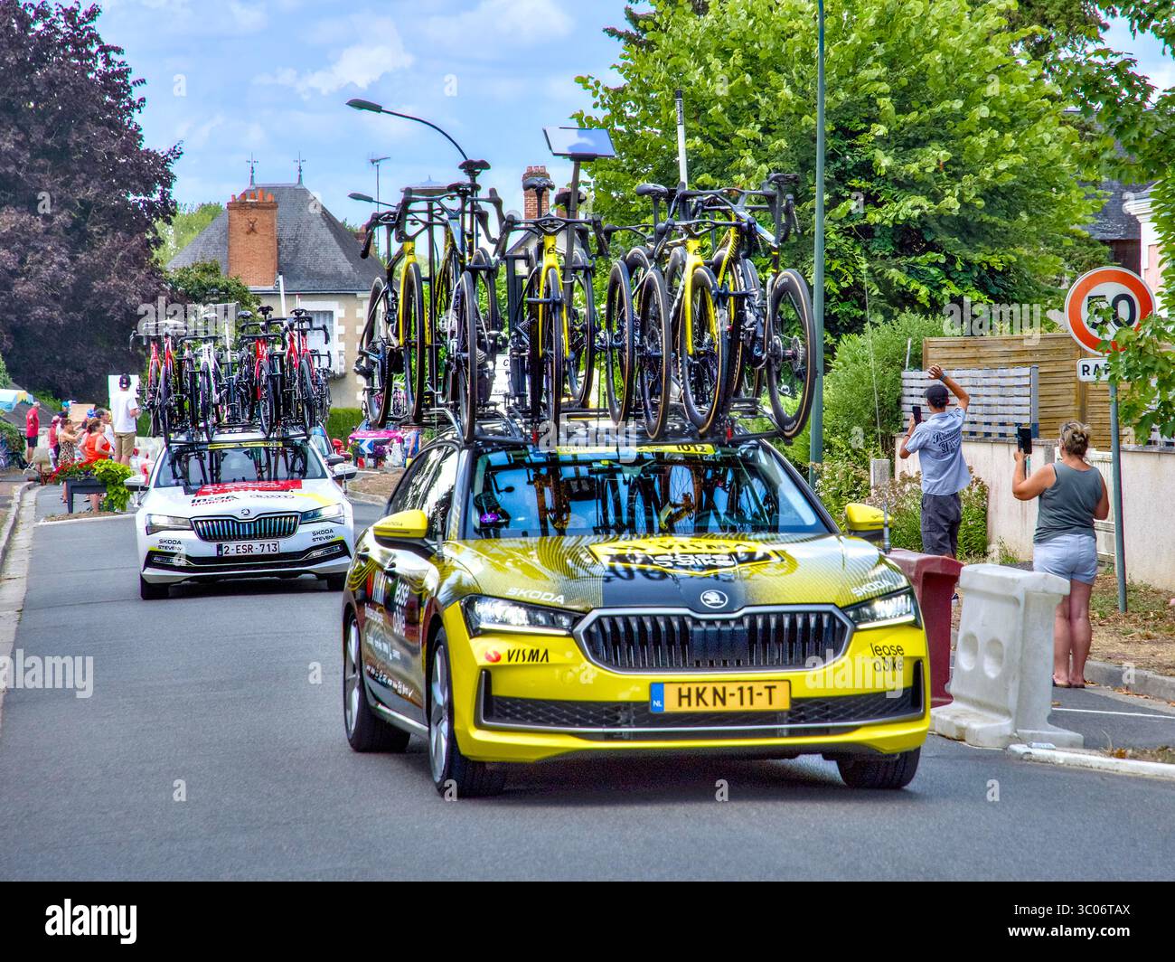 Visma louez une voiture de l'équipe vélo en suivant le péléton en passant par Bossay-sur-Claise sur l'étape 9 de Chinon à Châteauroux du Tour de France 2025. Banque D'Images
