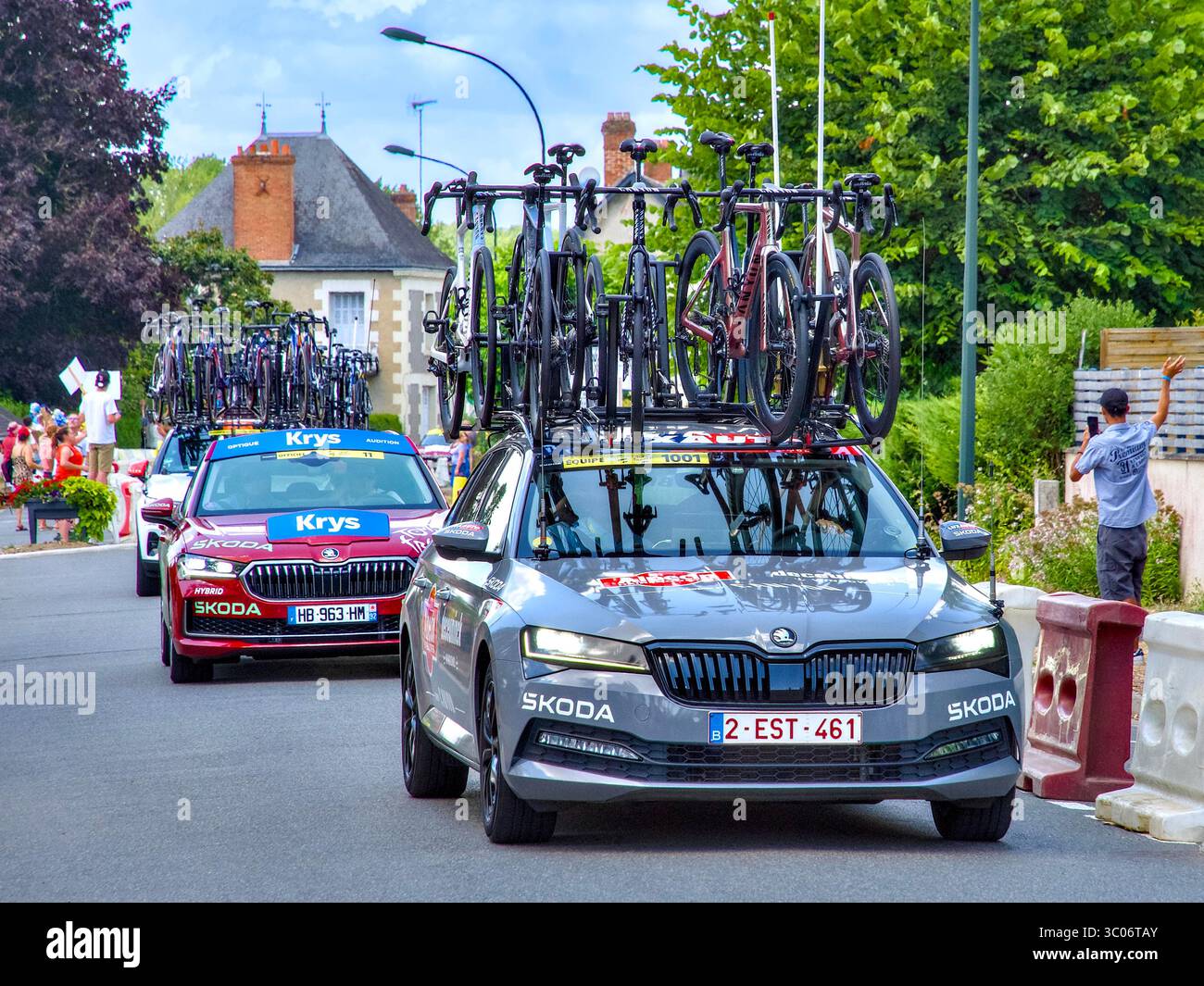 Les écuries Alpecin et Krys suivent le péléton en passant par Bossay-sur-Claise sur l'étape 9 de Chinon à Châteauroux du Tour de France 2025. Banque D'Images
