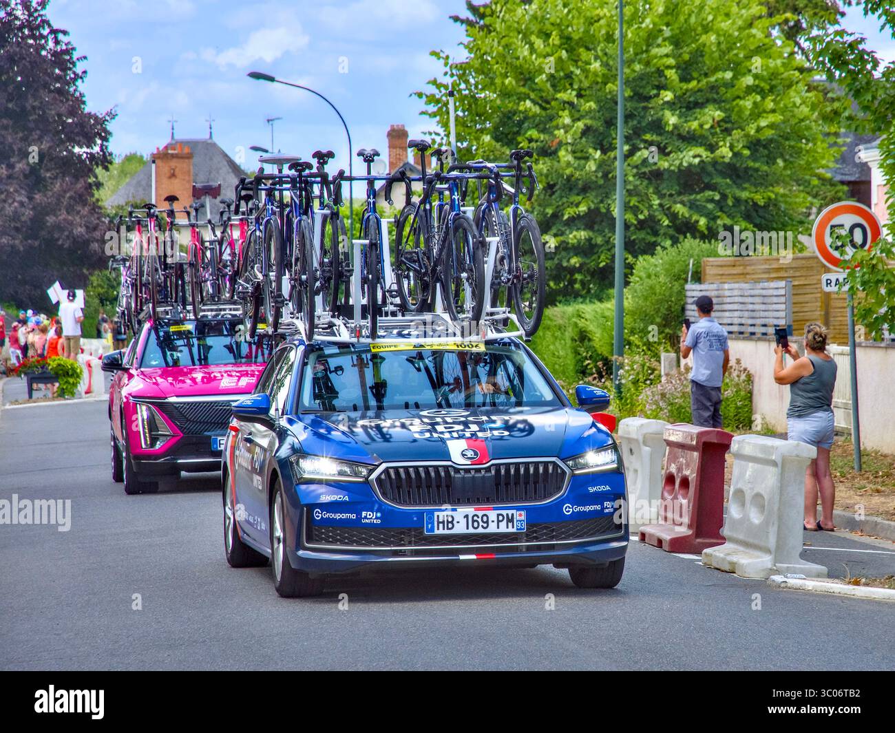 L'écurie Groupama FJD suit le péléton en passant par Bossay-sur-Claise sur l'étape 9 de Chinon à Châteauroux du Tour de France 2025. Banque D'Images