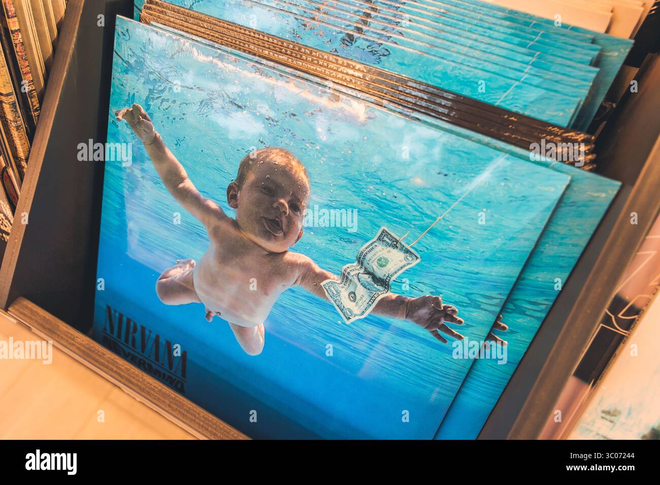 Almaty, Kazakhstan - 08 juillet 2025 : couverture de l'album Nirvana 'Nevermind' Vinyl. Rock Music Banque D'Images
