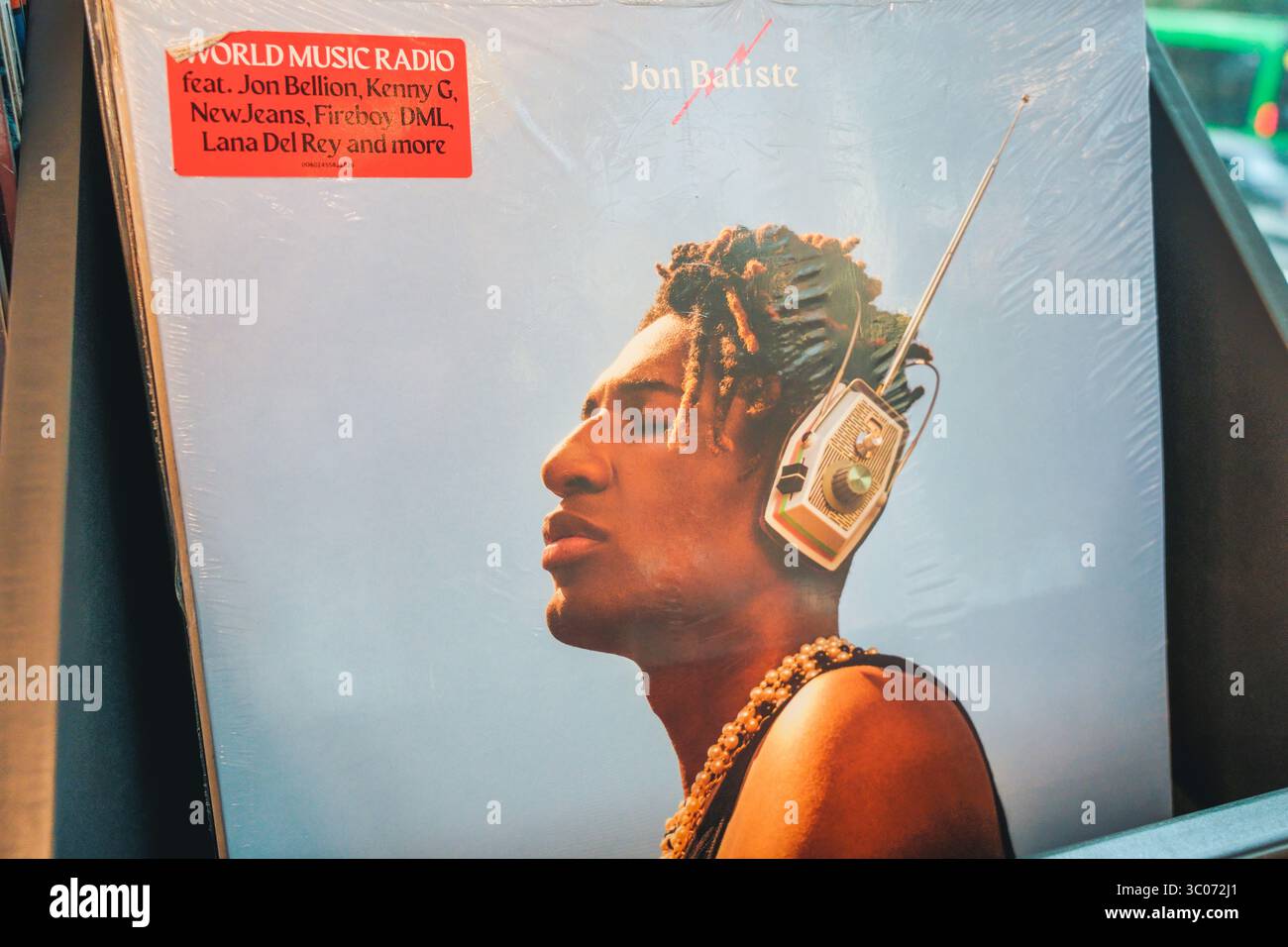 Almaty, Kazakhstan - 08 juillet 2025 : album de Jon Batiste 'World Music Radio' sur vinyle. Musique jazz Banque D'Images