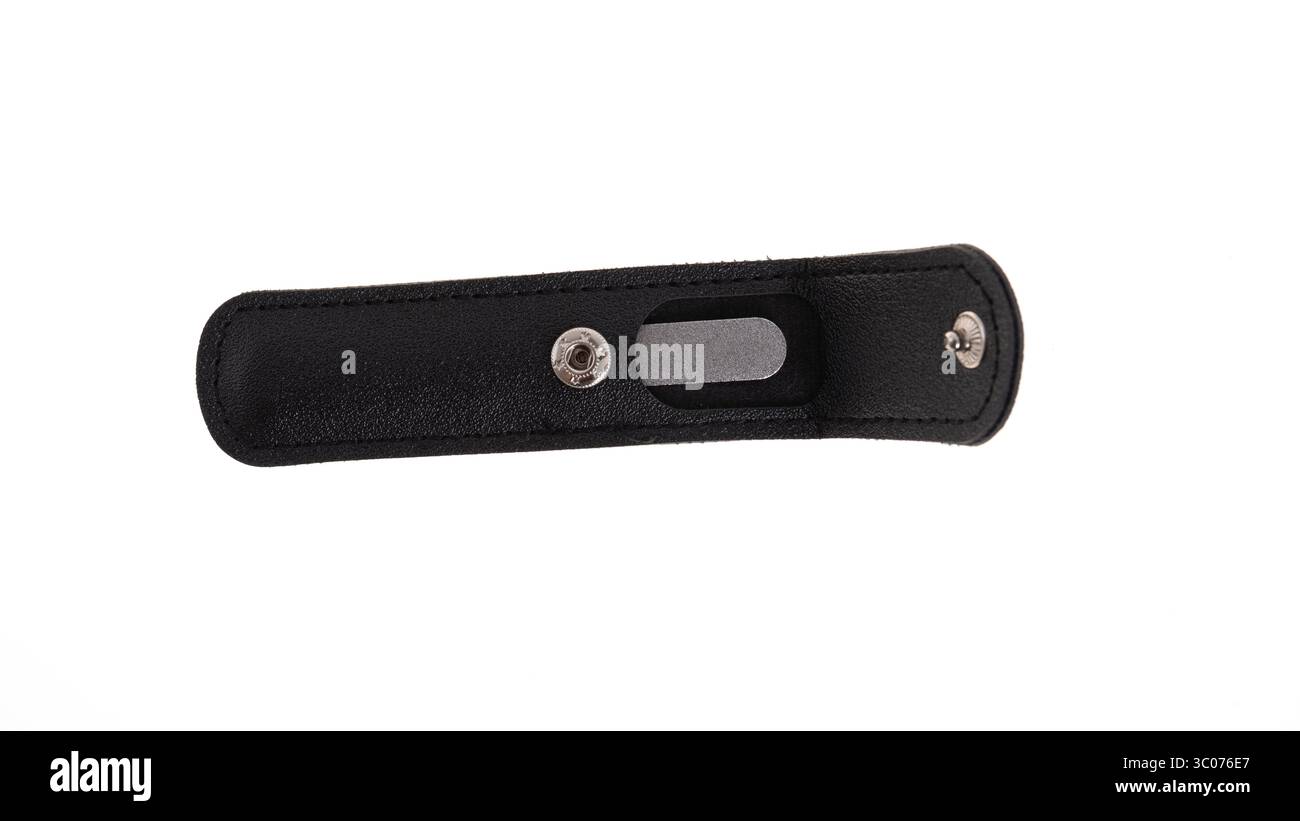 Bracelet plat en cuir noir avec argent Banque D'Images