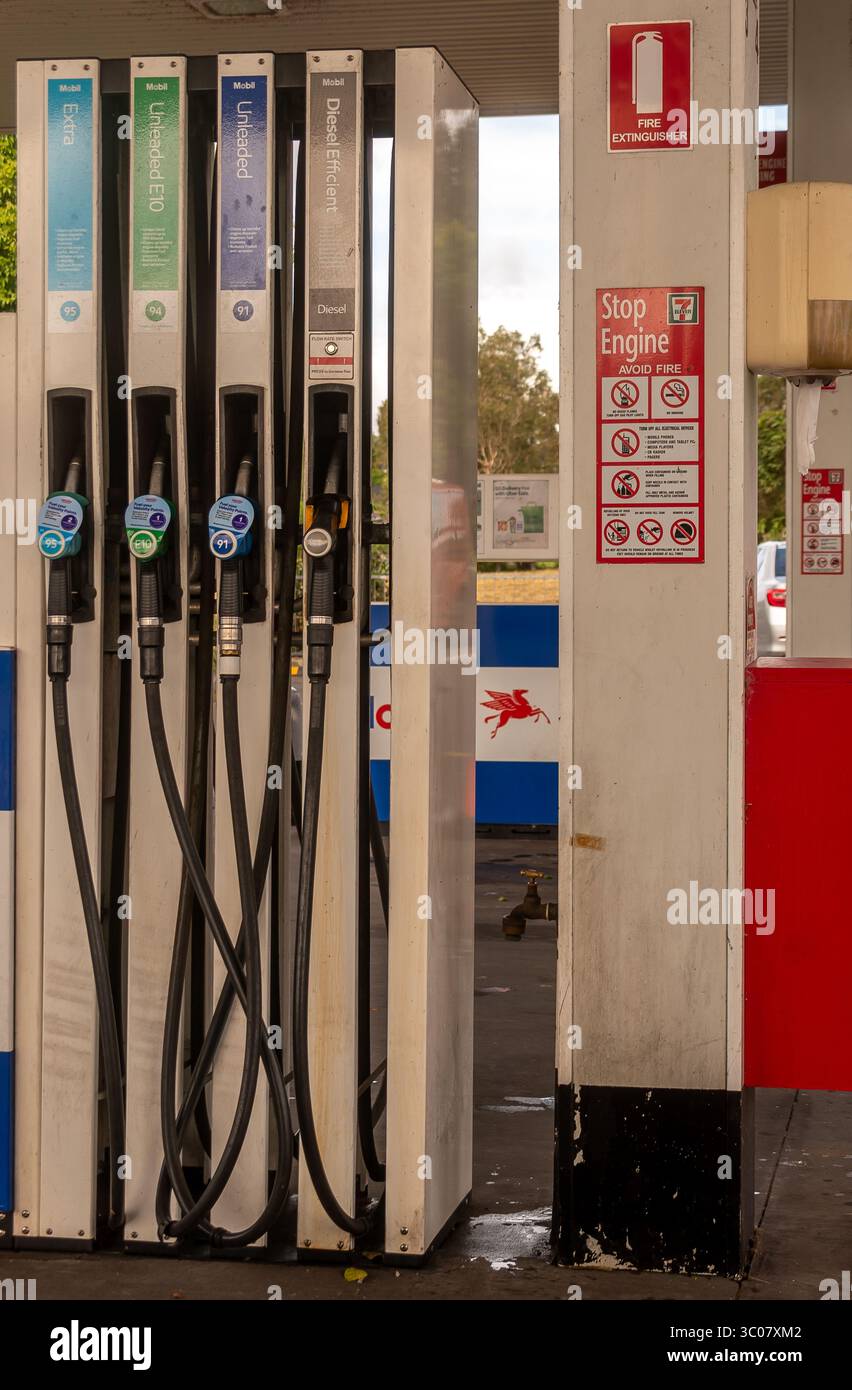 Pompes à essence dans une station-service australienne. Carburant, gaz, diesel, pétrole. Flexibles, buses, transport. Ventes d'essence en libre-service. Consignes de sécurité. Banque D'Images