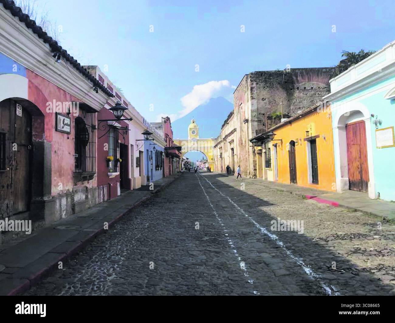 12 octobre 2018 - (12/10/2018) 1kAntigua, en Guatemala, es conocida por sus edificios coloniales. El arco de Santa Catalina es muy famoso. (foto : Jairo Villegas). 2k Las murallas del centro histÃ³rico de Cartagena son un sitio de visita obligatoria (foto : Pixabay). 3kBogotÃ destaca por su gastronomÃ­a (foto : Diana Villalobos)4kAproveche su visita a Lima para ir a las Islas Ballestas a ver leones marinos (foto : Jairo Villegas). 5kLas pirÃmides de TeotihuacÃn estÃn a una hora del centro de Ciudad de MÃ©xico (foto : Jairo Villegas). PROHIBIDO EL USO O REPRODUCCIÃ“N EN COSTA RICA. (Crédit image : © Banque D'Images