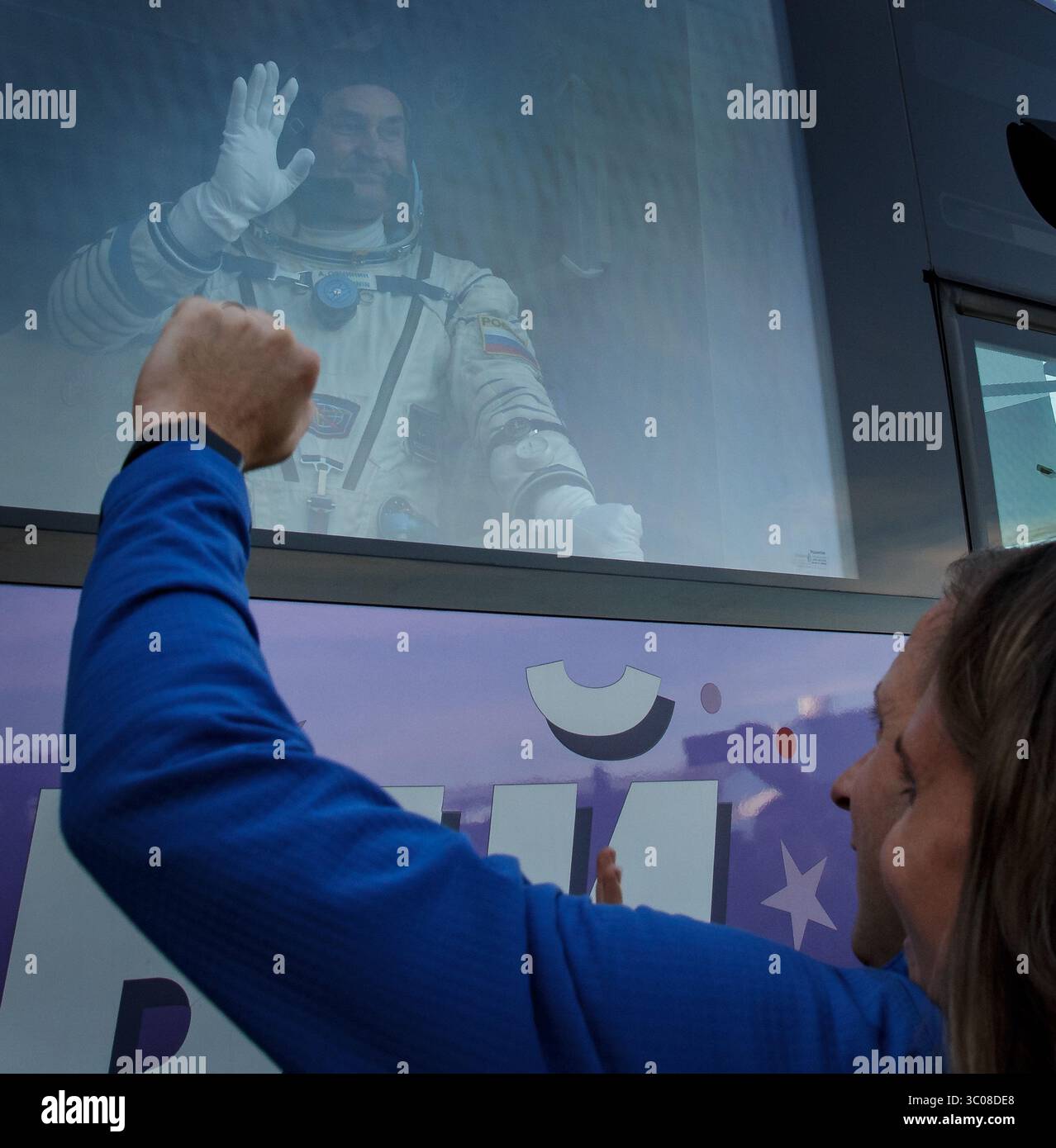 11 octobre 2018 - Baïkonour, Kazakhstan - L'ingénieur de vol de l'expédition 57 Alexey Ovchinin de Roscosmos fait ses adieux à sa famille et à ses amis alors qu'il quitte le bâtiment 254 pour le lancement d'une fusée Soyouz avec l'ingénieur de vol Nick Hague de la NASA, depuis le cosmodrome de Baïkonour le 11 octobre 2018 à Baïkonour, Kazakhstan. Peu de temps après le décollage, la fusée a mal fonctionné en route vers la Station spatiale internationale et a avorté forçant un atterrissage d'urgence au Kazakhstan. Les membres de l'équipage ont été récupérés par les services de recherche et de sauvetage et seraient en bon état. (Crédit image : © Victor Zelentsov via ZUMA Wire) Banque D'Images