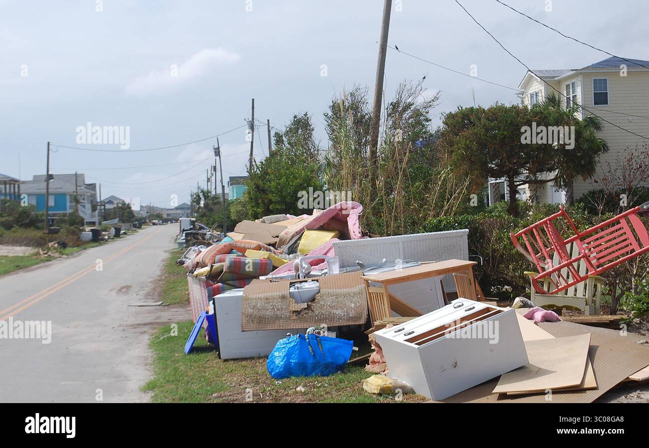 24 septembre 2018 - Topsail Beach, NC, États-Unis d'Amérique - débris empilés haut le long de la route à la suite de l'ouragan Florence 24 septembre 2018 à North Topsail Beach, Caroline du Nord. (Crédit image : © Hank Heusinkveld via ZUMA Wire) Banque D'Images