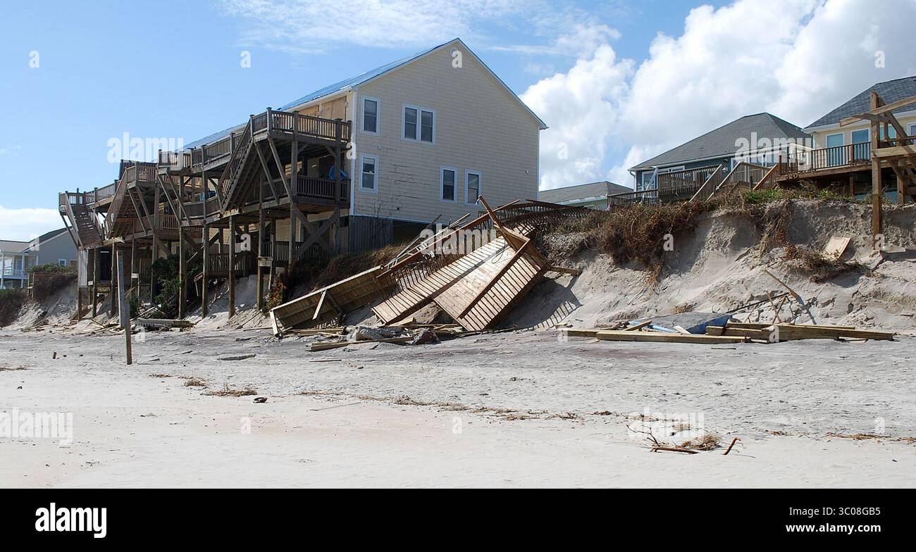 25 septembre 2018 - Topsail Beach, NC, États-Unis d'Amérique - dommages causés aux maisons en bord de mer à la suite de l'ouragan Florence 24 septembre 2018 à Topsail Beach, Caroline du Nord. (Crédit image : © Hank Heusinkveld via ZUMA Wire) Banque D'Images