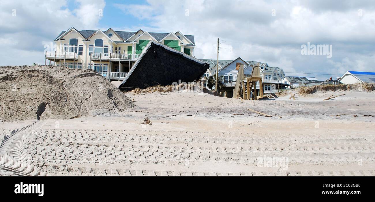 24 septembre 2018 - Topsail Beach, NC, États-Unis d'Amérique - maisons de front de mer endommagées et détruites à la suite de l'ouragan Florence 24 septembre 2018 à North Topsail Beach, Caroline du Nord. (Crédit image : © Hank Heusinkveld via ZUMA Wire) Banque D'Images