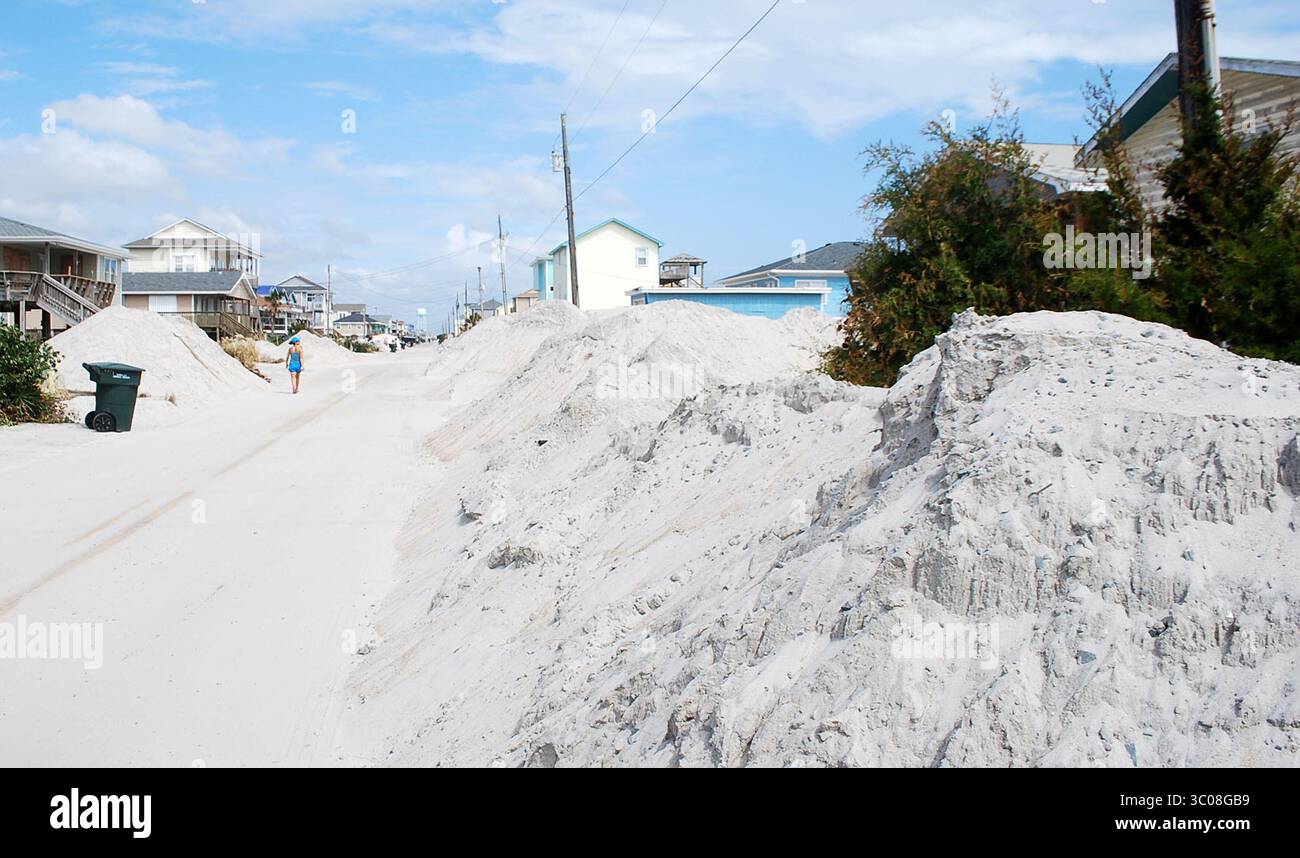 24 septembre 2018 - Surf City, NC, États-Unis d'Amérique - des quantités massives de sable de plage soufflées dans les cours et les maisons à la suite de l'ouragan Florence 24 septembre 2018 à Surf City, Caroline du Nord. (Crédit image : © Lisa Parker via ZUMA Wire) Banque D'Images
