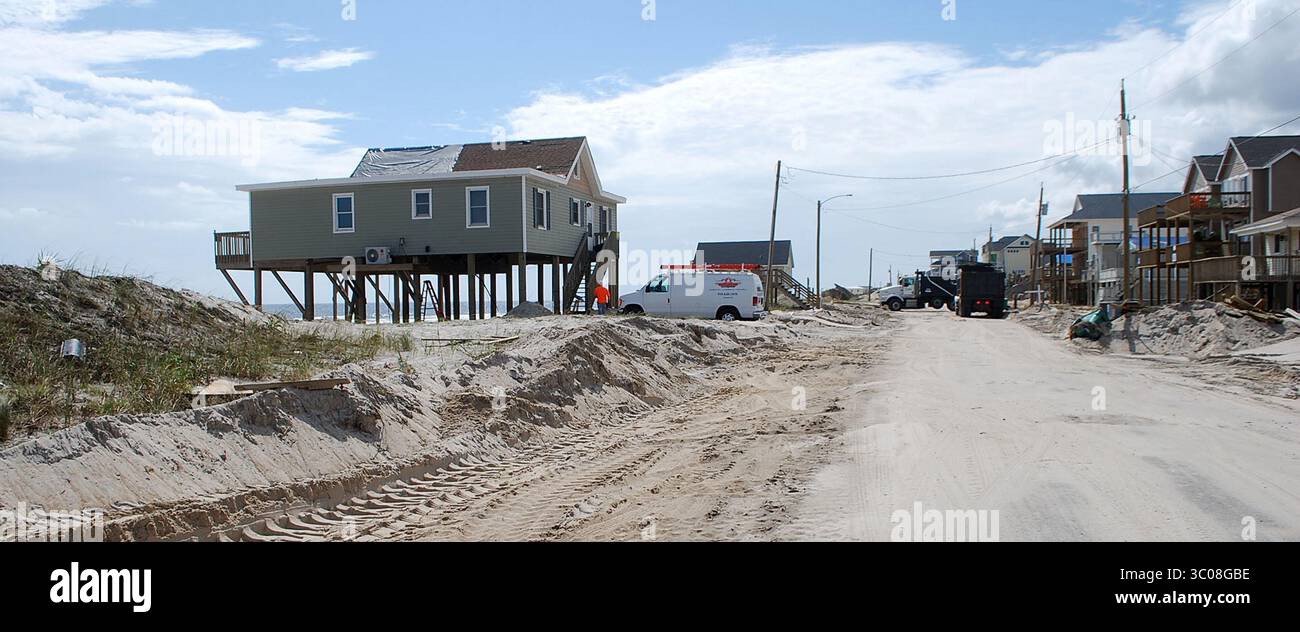 25 septembre 2018 - Topsail Beach, NC, États-Unis d'Amérique - maisons de front de mer endommagées et détruites à la suite de l'ouragan Florence 24 septembre 2018 à North Topsail Beach, Caroline du Nord. (Crédit image : © Hank Heusinkveld via ZUMA Wire) Banque D'Images