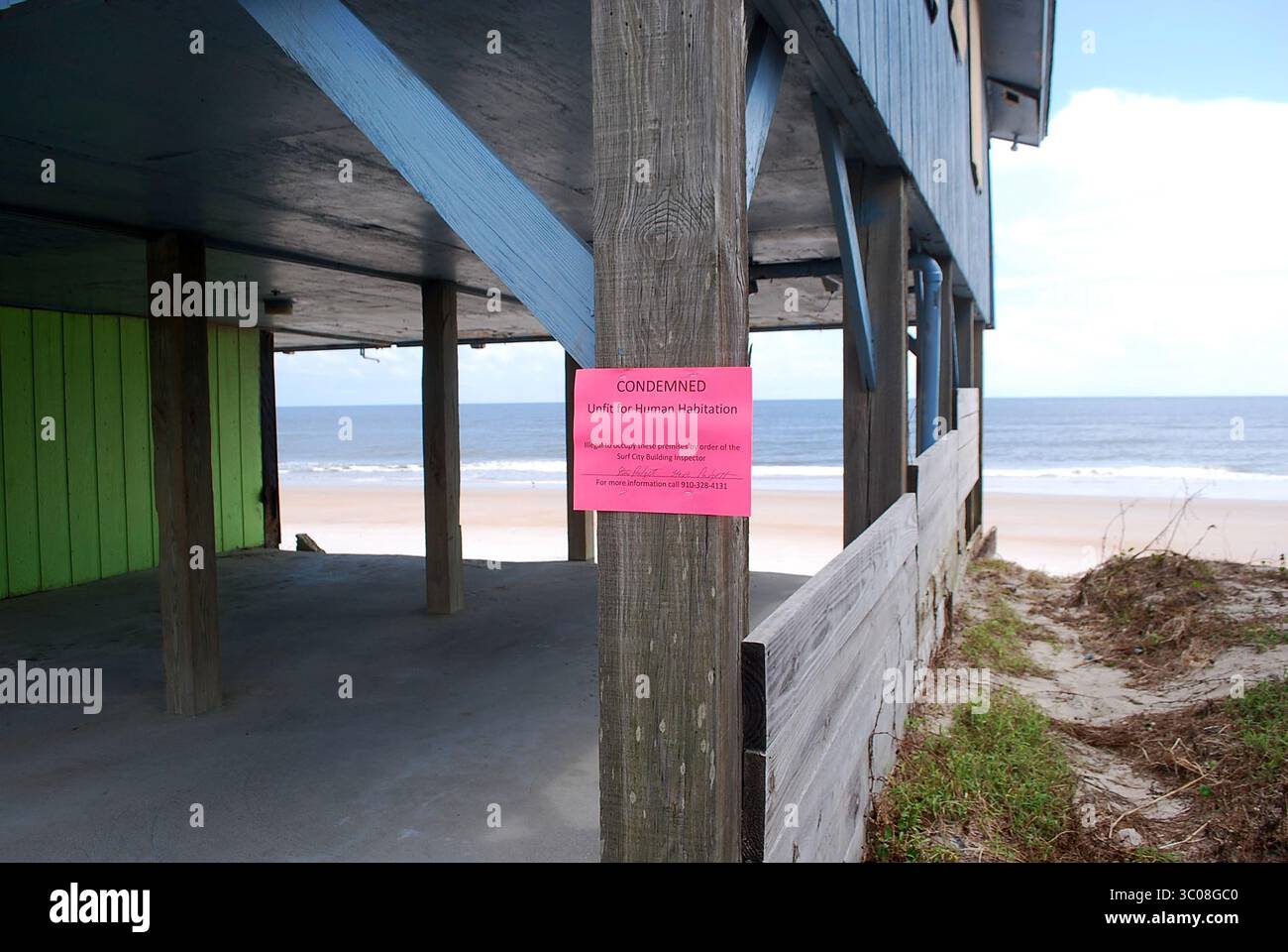 24 septembre 2018 - Topsail Beach, NC, États-Unis d'Amérique - dommages causés aux maisons en bord de mer à la suite de l'ouragan Florence 24 septembre 2018 à Topsail Beach, Caroline du Nord. (Crédit image : © Hank Heusinkveld via ZUMA Wire) Banque D'Images