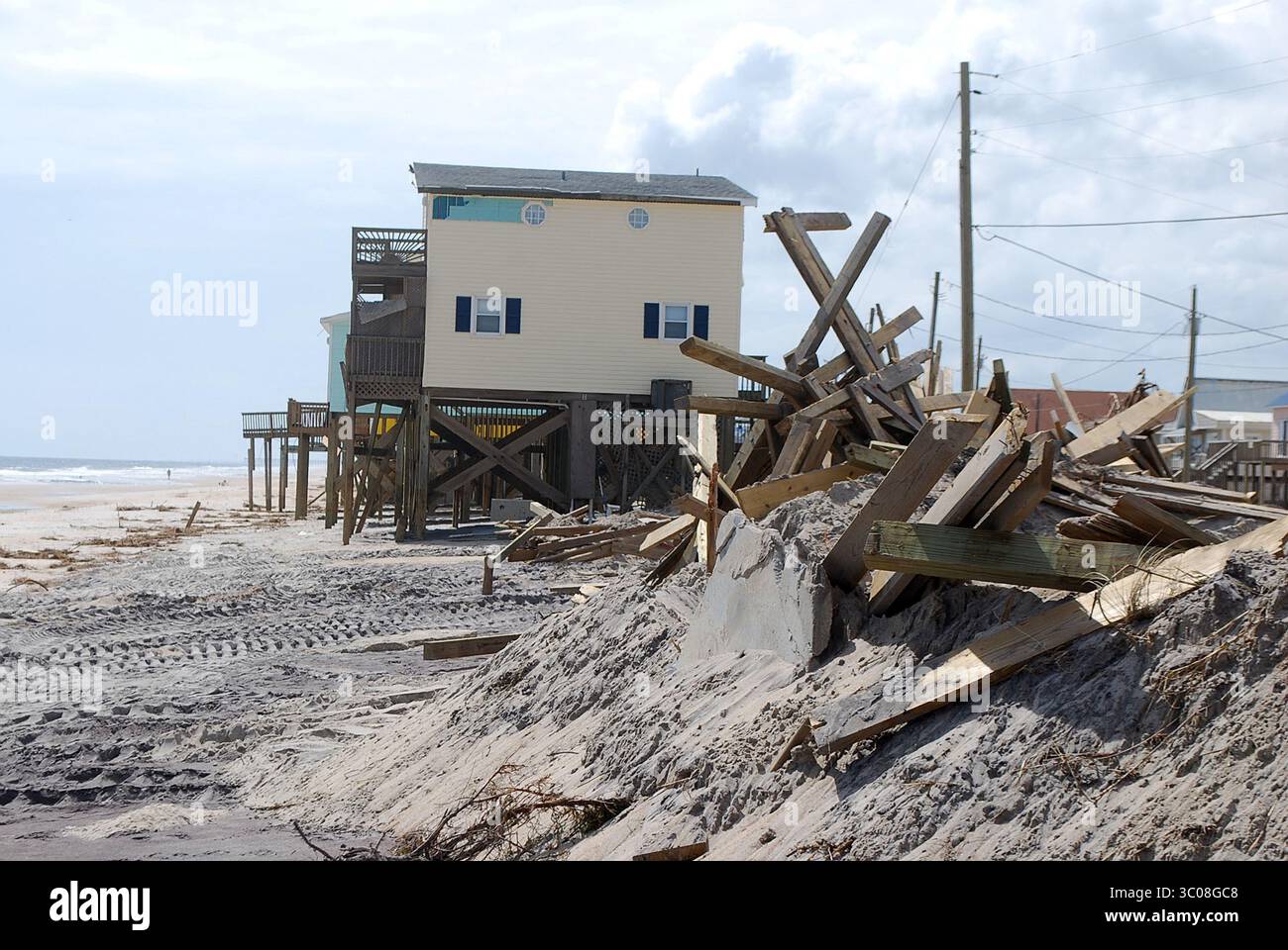 24 septembre 2018 - Surf City, NC, États-Unis d'Amérique - des maisons de front de mer endommagées à la suite de l'ouragan Florence 24 septembre 2018 à Surf City, Caroline du Nord. (Crédit image : © Hank Heusinkveld via ZUMA Wire) Banque D'Images