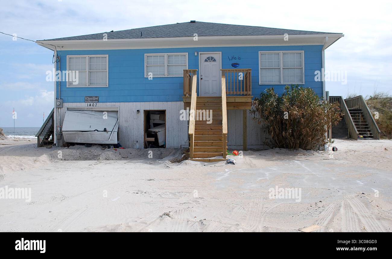 24 septembre 2018 - Surf City, NC, États-Unis d'Amérique - des maisons de front de mer endommagées à la suite de l'ouragan Florence 24 septembre 2018 à Surf City, Caroline du Nord. (Crédit image : © Hank Heusinkveld via ZUMA Wire) Banque D'Images