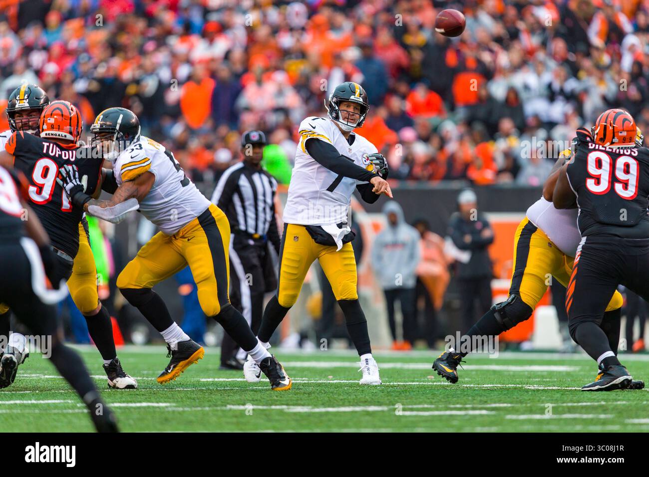 14 octobre 2018 : le quarterback Ben Roethlisberger (7 ans) des Pittsburgh Steelers passe la balle dans un match entre les Steelers de Pittsburgh et les Bengals de Cincinnati au Paul Brown Stadium de Cincinnati, OHIO. Les Steelers ont gagné 28-21. Adam Lacy/CSM(image de crédit : © ; Adam Lacy/CSM via ZUMA Wire) Banque D'Images