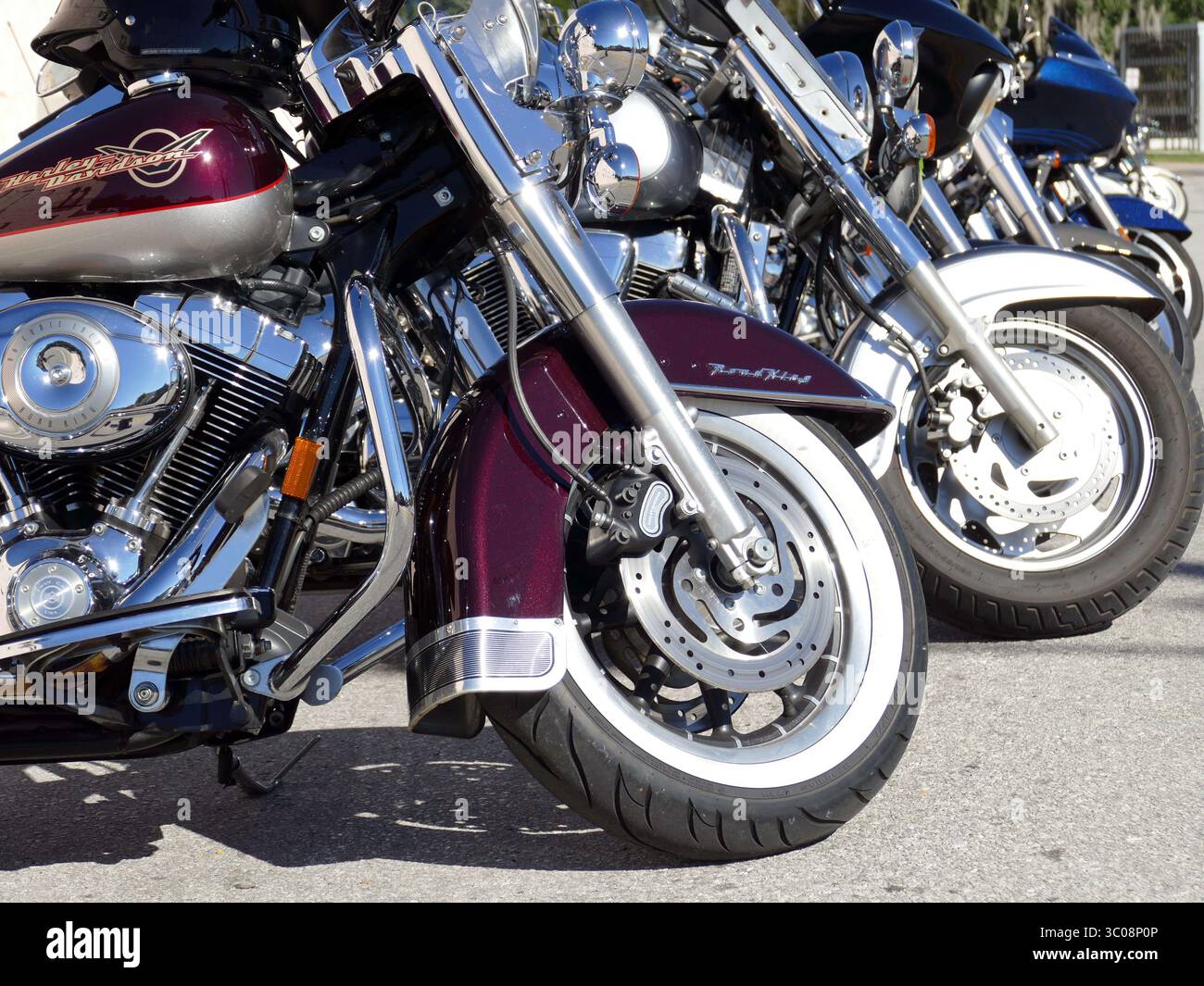 15 octobre 2018 - New Port Richey, Floride, États-Unis - MICHELE MILLER | TIMES.des milliers de passionnés de motos ont profité du stationnement à vélo uniquement lors du Cotee River Bike Fest qui s'est tenu du 12 au 14 octobre 2018 au centre-ville de New Port Richey. (Crédit image : © Michele Miller/Tampa Bay Times via ZUMA Wire) Banque D'Images