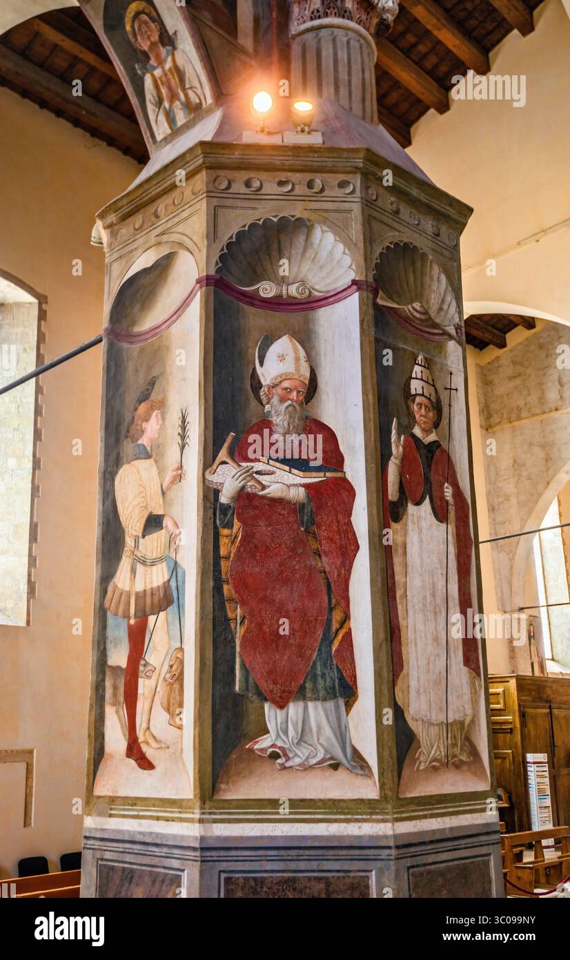 Fresques sur les colonnes du chœur (colonne del Coro), Cathédrale de l'Assomption alias Cathédrale de Santa Maria Assunta (Duomo) dans la ville d'Atri, Abruzzes, Italie Banque D'Images