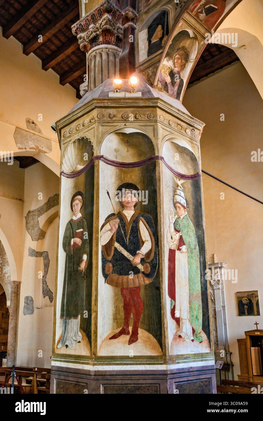 Fresques sur les colonnes du chœur (colonne del Coro), Cathédrale de l'Assomption alias Cathédrale de Santa Maria Assunta (Duomo) dans la ville d'Atri, Abruzzes, Italie Banque D'Images