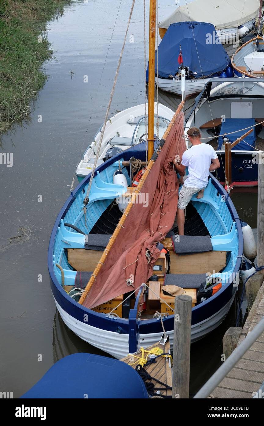bateau à voile dans la crique, cley-next-the-sea, nord de norfolk, angleterre Banque D'Images