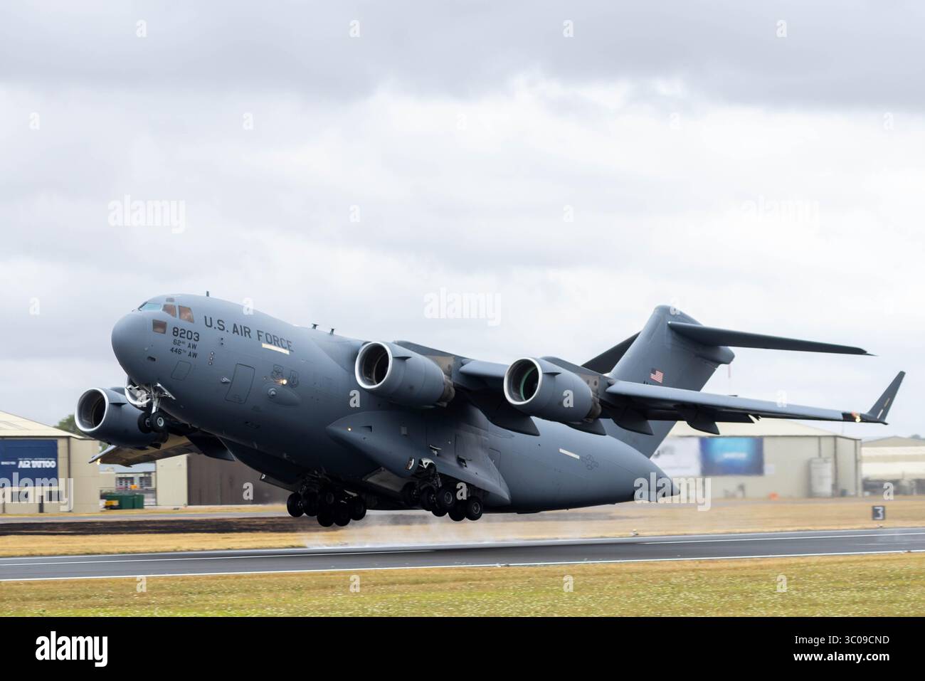 Fairford, Royaume-Uni, 20 juillet 2025. Des avions militaires du monde entier étaient exposés statiques et effectuaient des acrobaties aériennes à la RAF Fairford le dernier jour du Royal International Air Tattoo. Un Boeing C-17A Globemaster III de l'armée de l'air des États-Unis au RIAT 2025. Banque D'Images
