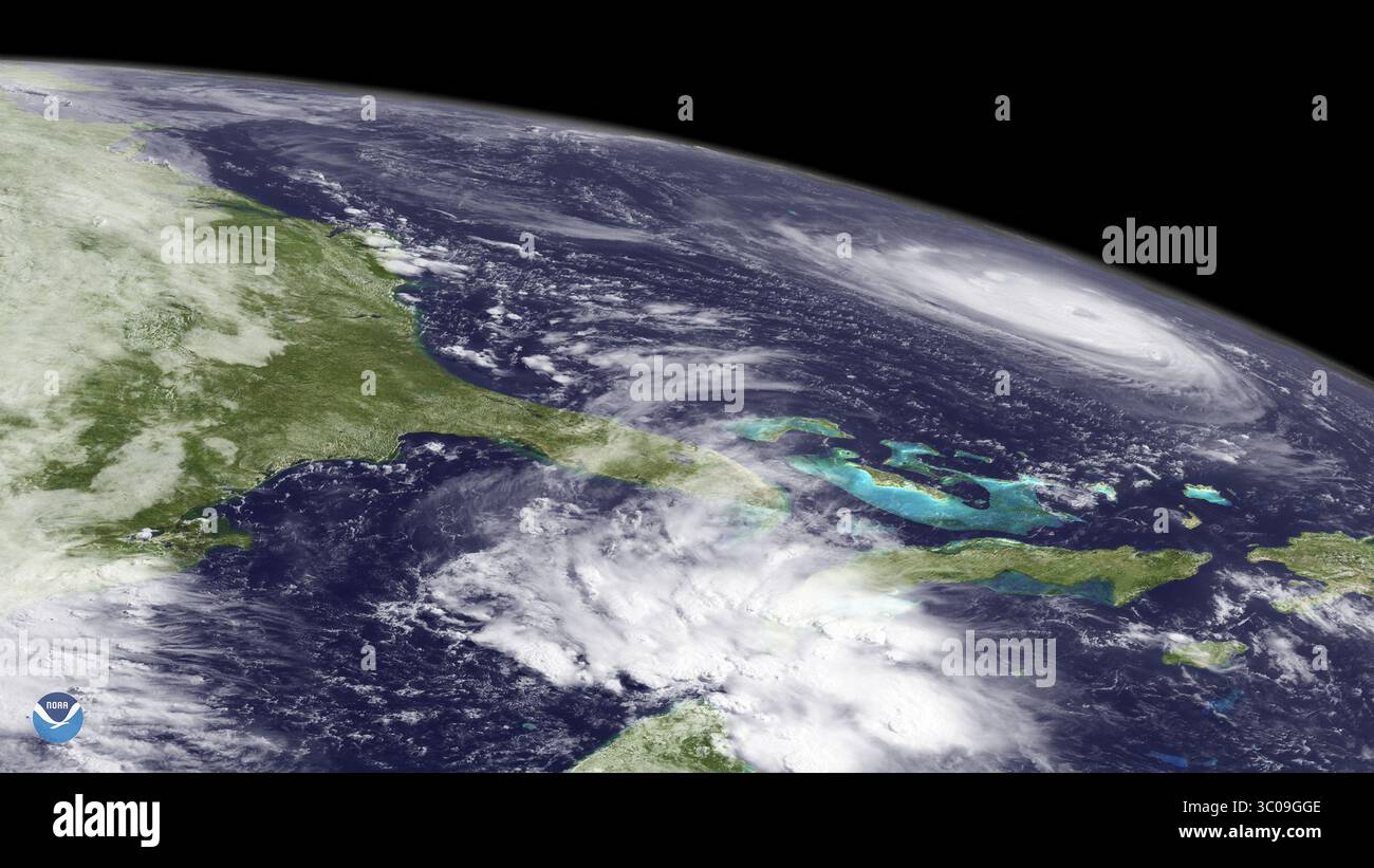 13 septembre 2018 - Houston, TX, États-Unis d'Amérique - vue depuis le satellite NOAA GOES-15 de l'ouragan Florence alors qu'il déferle à travers l'océan Atlantique vers la côte de la Caroline du Nord comme l'une des tempêtes les plus puissantes jamais enregistrées le 11 septembre 2018 en orbite terrestre. (Crédit image : © NOAA via ZUMA Wire) Banque D'Images