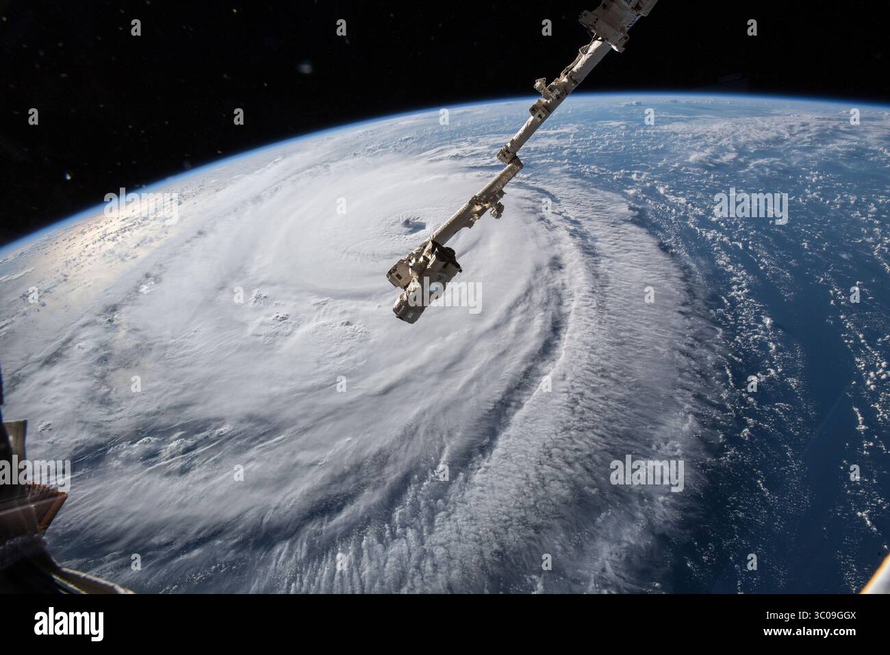 12 septembre 2018 - Houston, TX, États-Unis d'Amérique - vue depuis la Station spatiale internationale de l'ouragan Florence à l'approche de la côte de Caroline du Nord près de Wrightsville Beach le 12 septembre 2018 en orbite terrestre. Florence, une tempête de catégorie 4, s'est affaiblie en frappant la côte entre la Caroline du Sud et la Caroline du Nord, mais devrait entraîner des inondations massives et la destruction des Carolines. (Crédit image : © NASA via ZUMA Wire) Banque D'Images