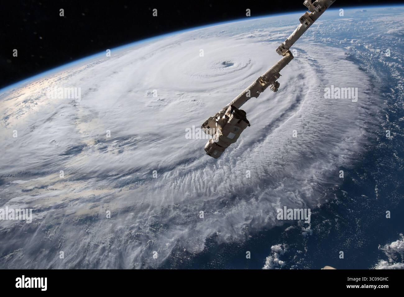 12 septembre 2018 - Houston, TX, États-Unis d'Amérique - vue depuis la Station spatiale internationale de l'ouragan Florence à l'approche de la côte de Caroline du Nord près de Wrightsville Beach le 12 septembre 2018 en orbite terrestre. Florence, une tempête de catégorie 4, s'est affaiblie en frappant la côte entre la Caroline du Sud et la Caroline du Nord, mais devrait entraîner des inondations massives et la destruction des Carolines. (Crédit image : © NASA via ZUMA Wire) Banque D'Images
