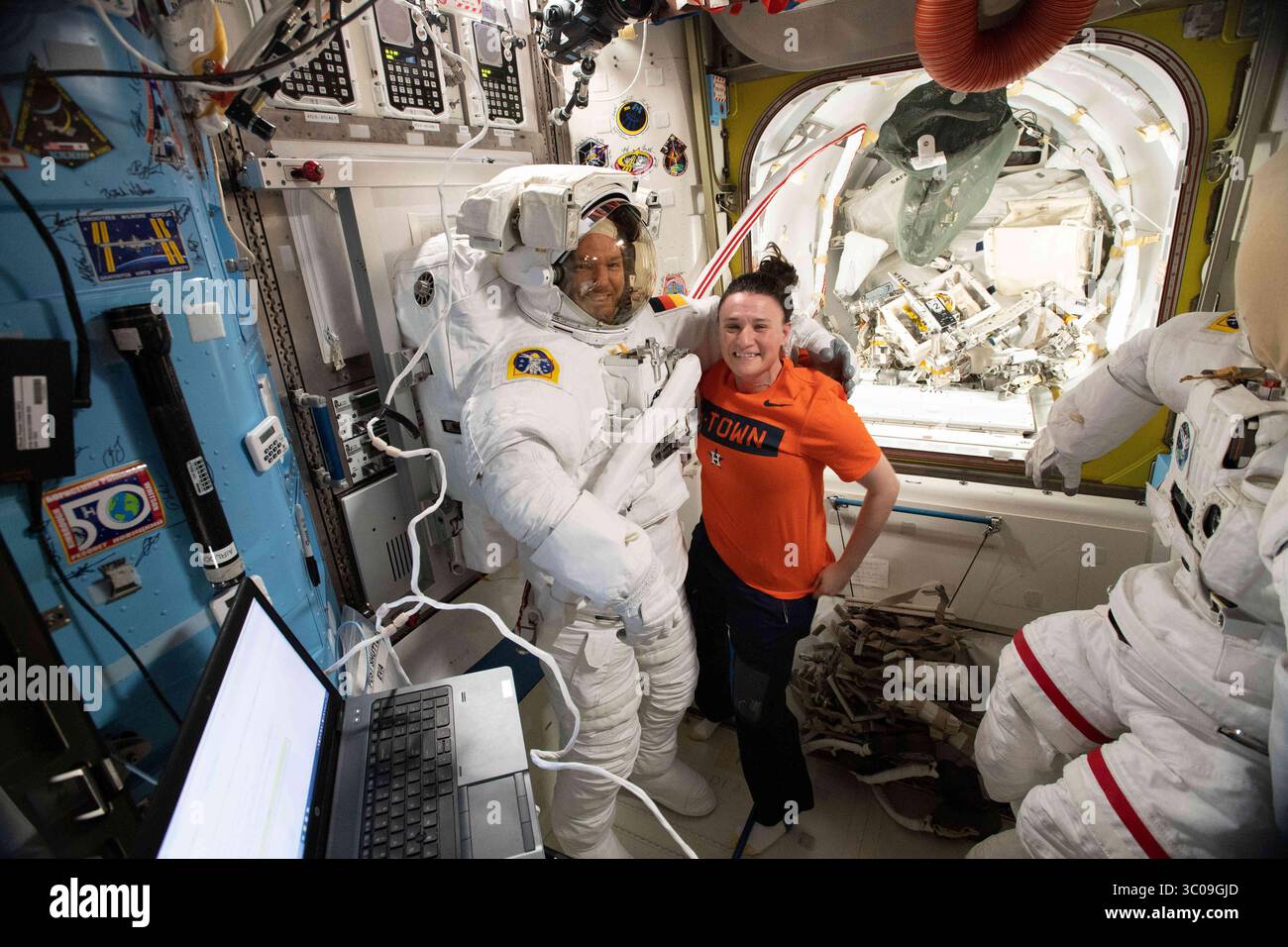 Le 17 septembre 2018 - Station spatiale internationale, ORBITE TERRESTRE - L'astronaute américaine Serena Aunon-Chancelière de la NASA se tient à côté de sa combinaison spatiale à l'intérieur du sas Quest le 17 septembre 2018 en orbite terrestre. (Crédit image : © NASA via ZUMA Wire) Banque D'Images